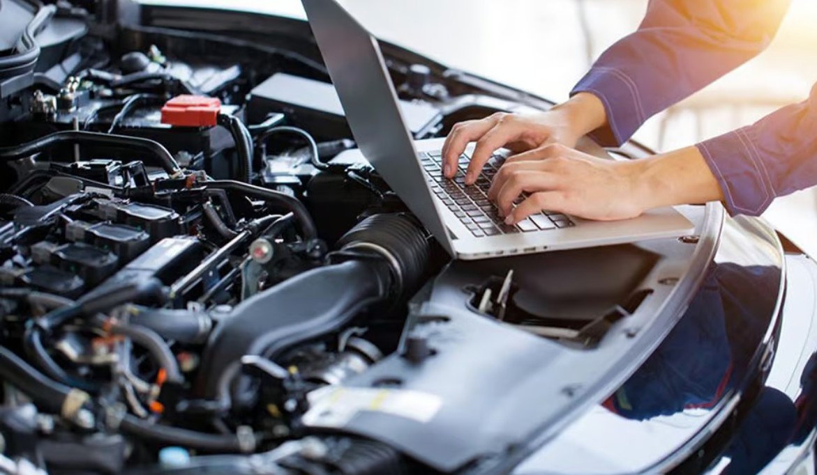 ¿Qué es el computador motriz y cuál es su función en un carro?