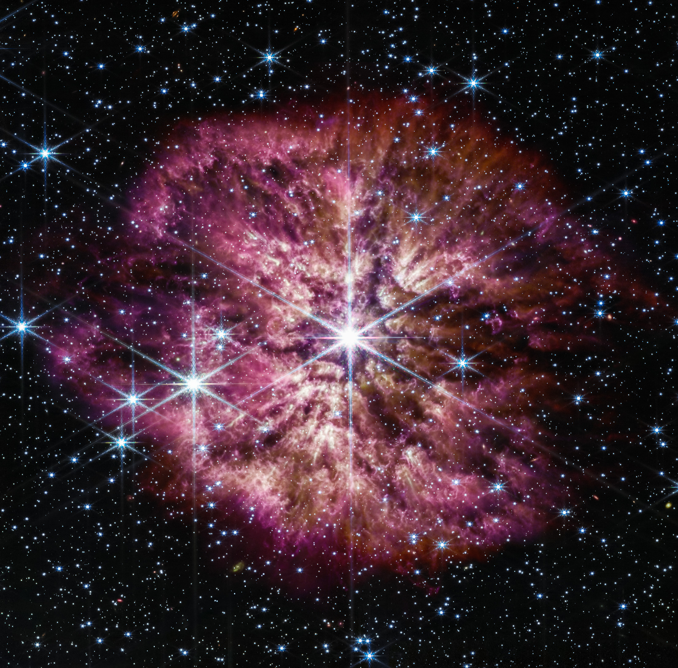 La luminosa y caliente estrella Wolf-Rayet 124 (WR 124) destaca en el centro de la imagen compuesta del Telescopio Espacial James Webb. Créditos: NASA, ESA, CSA, STScI,