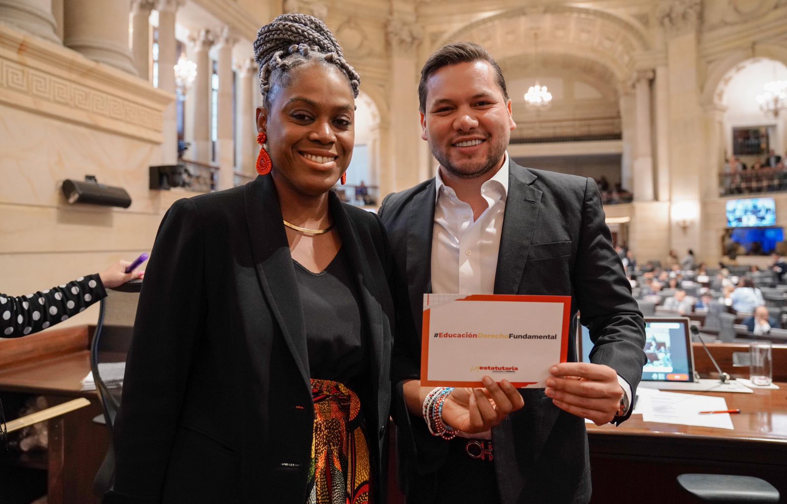 A solo seis artículos de aprobarse la ley estatutaria de educación, aplazan el debate