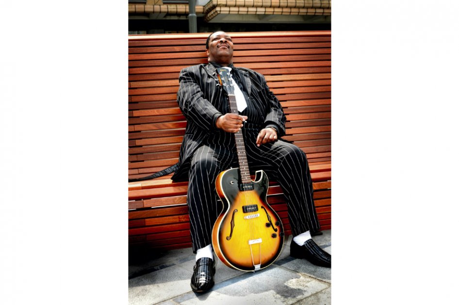 El guitarrista del Congo, Dizzy Mandjeku, trae los sonidos de África a Bogotá