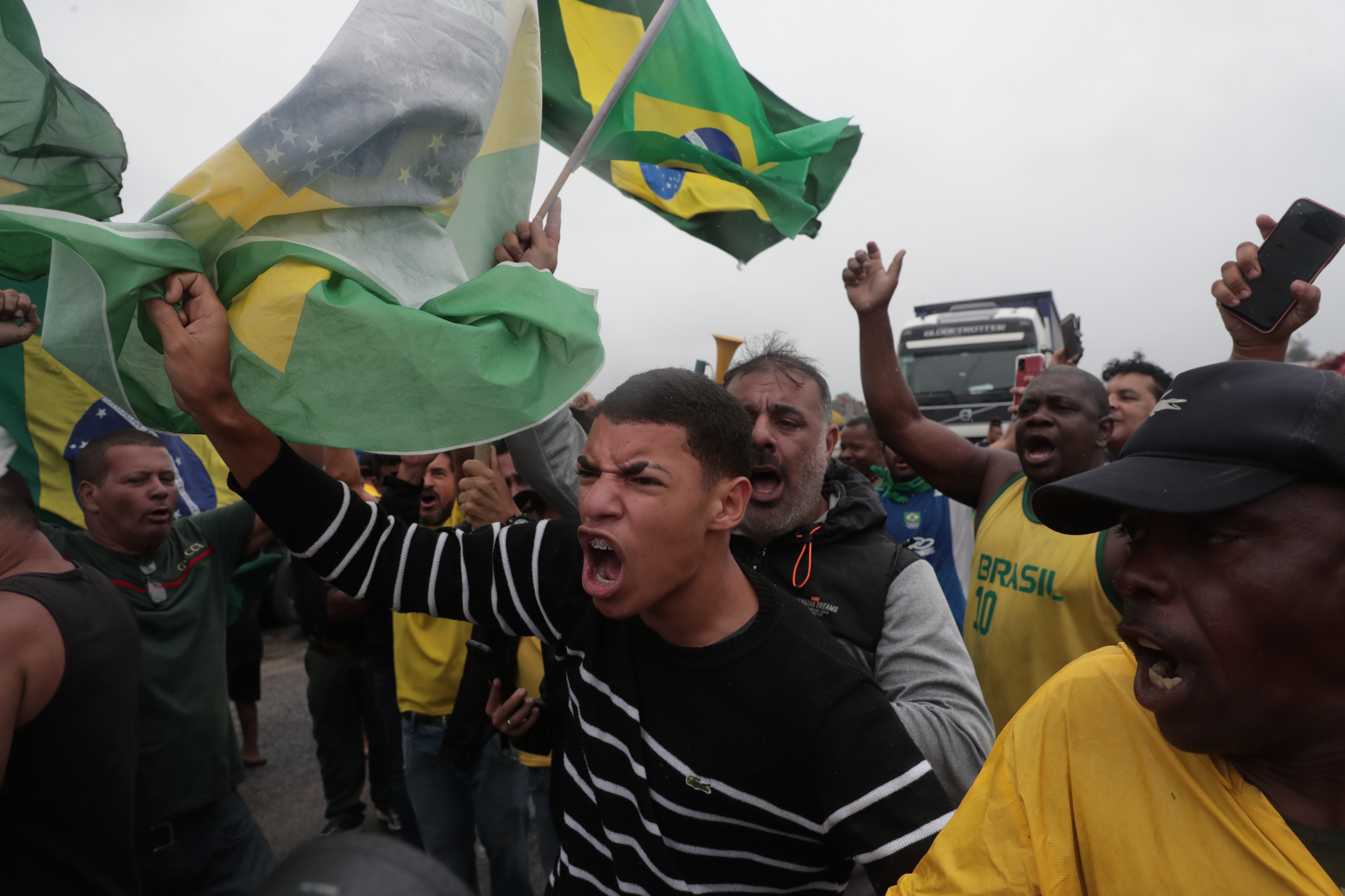 El silencio de Bolsonaro alimenta una peligrosa teoría en las redes de Brasil