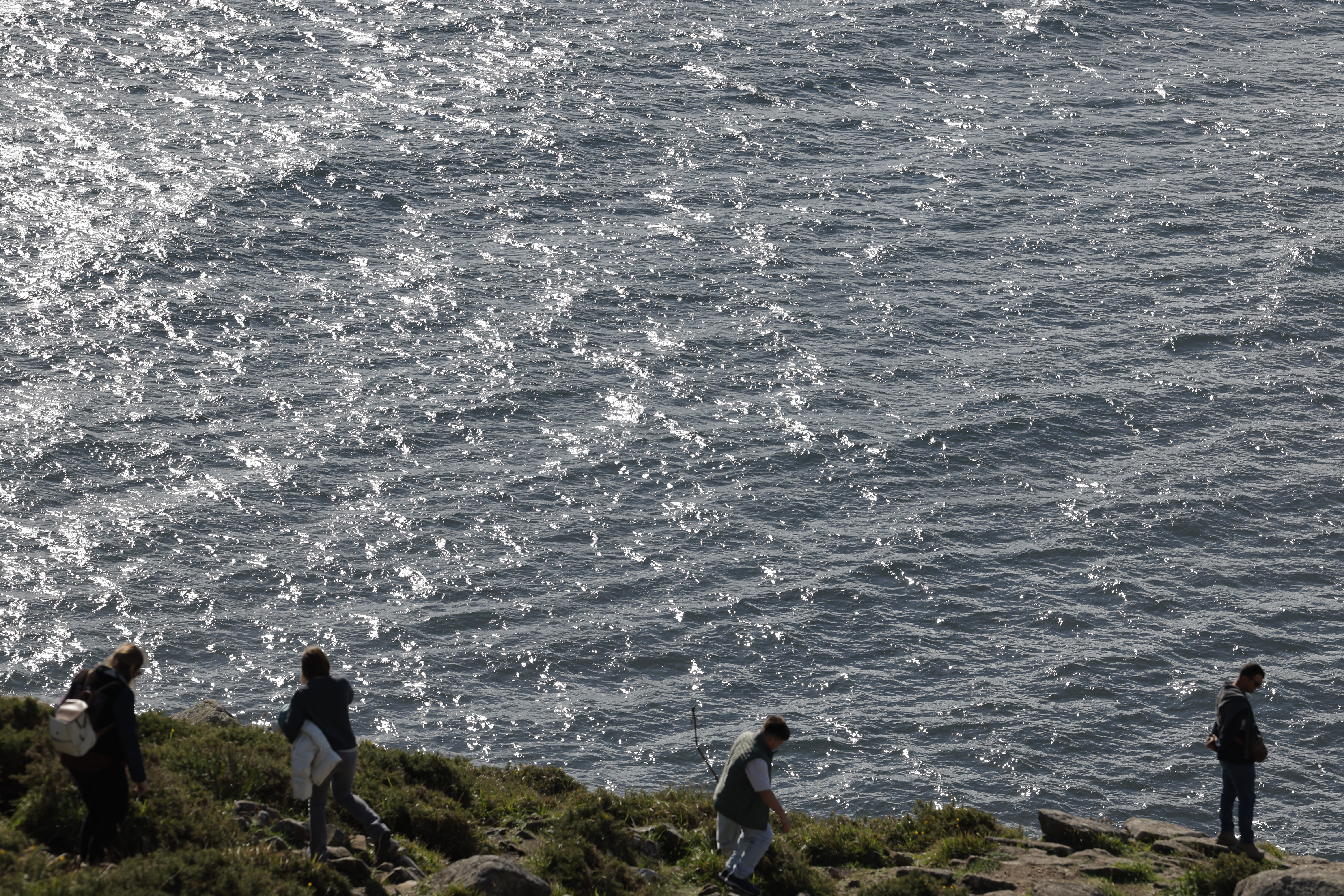 Santiago de Compostela, 27 oct (EFE).- Turistas en el Faro de Finisterre este domingo. La búsqueda de la joven de 14 años desaparecida en la zona de Fisterra esta semana continúa este domingo desde tierra, ha informado la Guardia Civil. El instituto armado señala que los buzos no se sumergieron en la jornada de ayer y que tampoco lo harán hoy debido a las malas condiciones en el mar. EFE/ Emilio Lavandeira