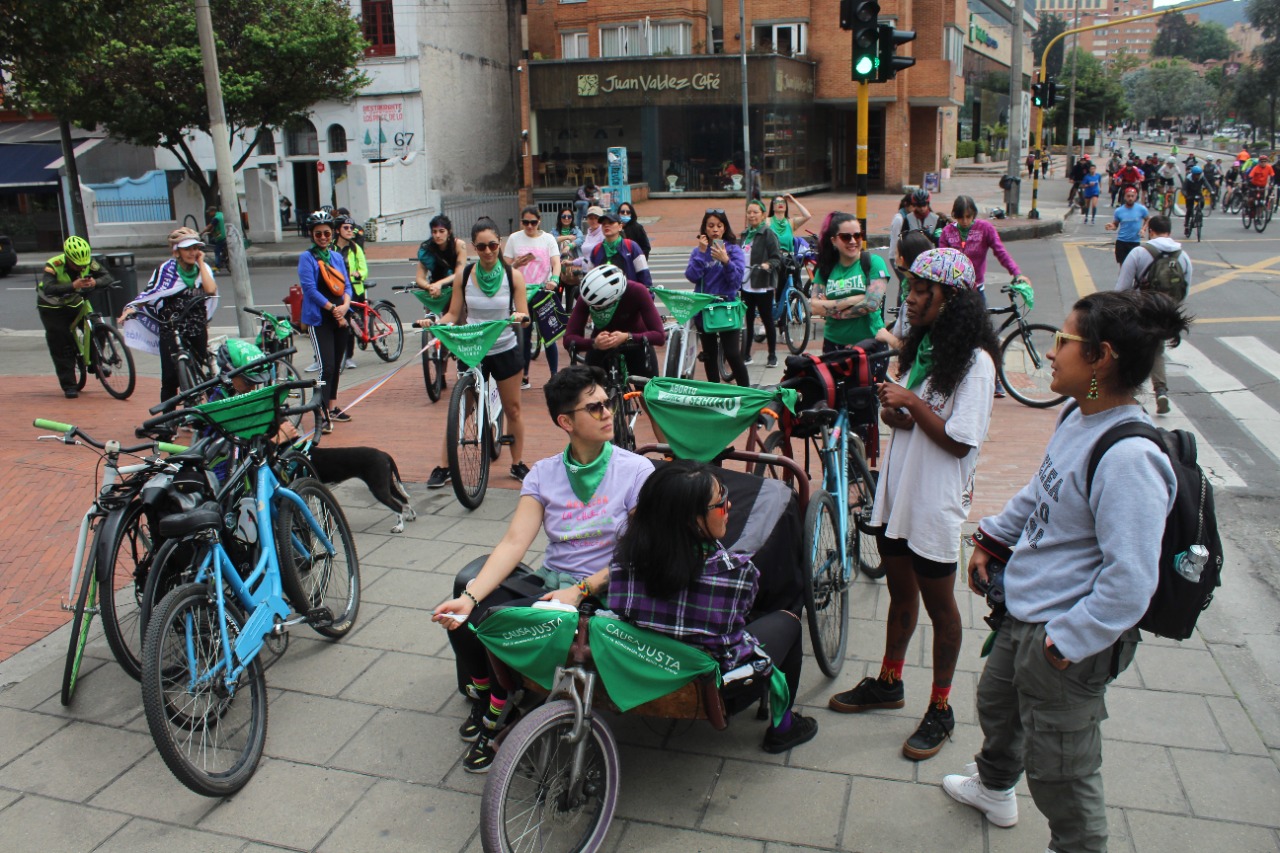 Varias mujeres en bicicleta