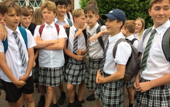 Niños de colegio en Inglaterra van a clases en falda porque no los dejan usar shorts