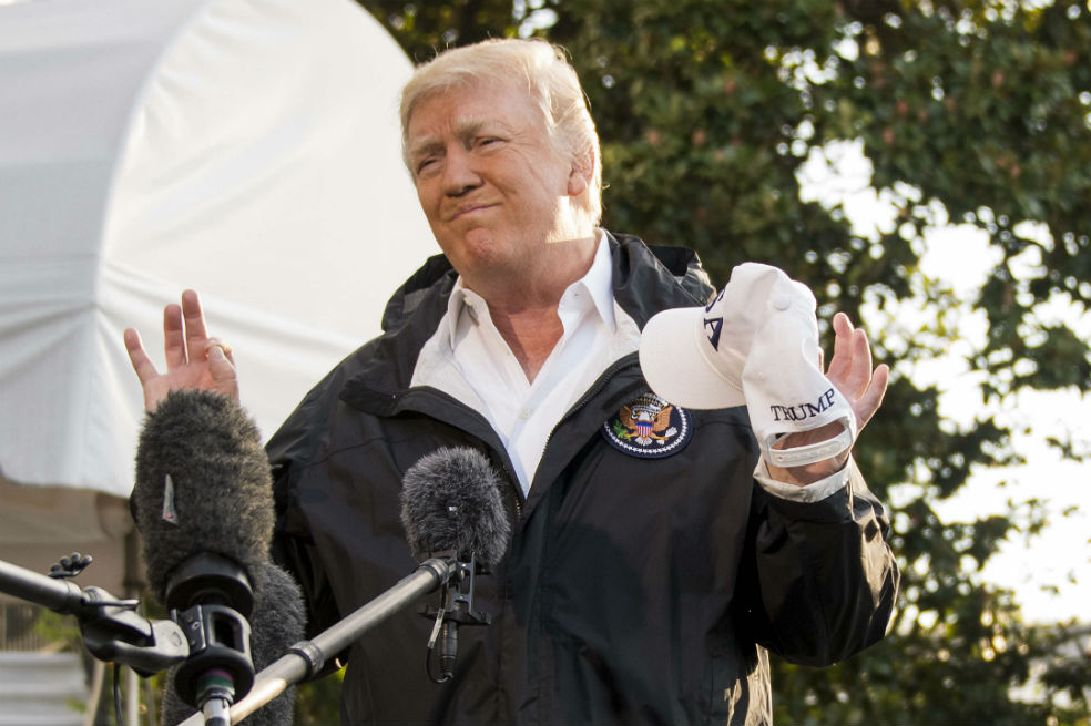 Trump previo al viaje que emprendió rumbo a Puerto Rico para evaluar los daños tras el paso de huracanes. /AFP