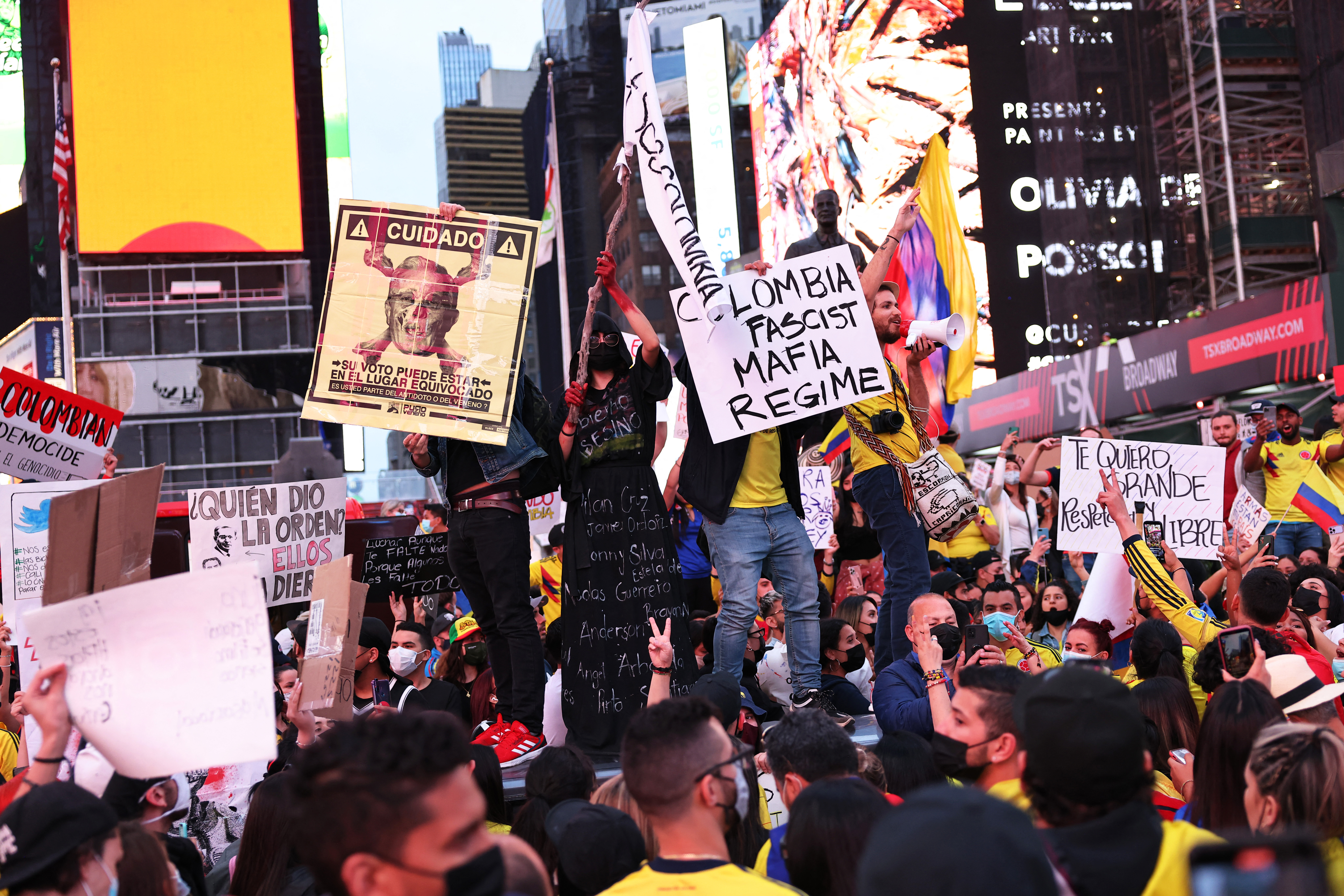 La gente se reúne para una manifestación en apoyo de los manifestantes colombianos en Times Square en Midtown Manhattan el 6 de mayo.