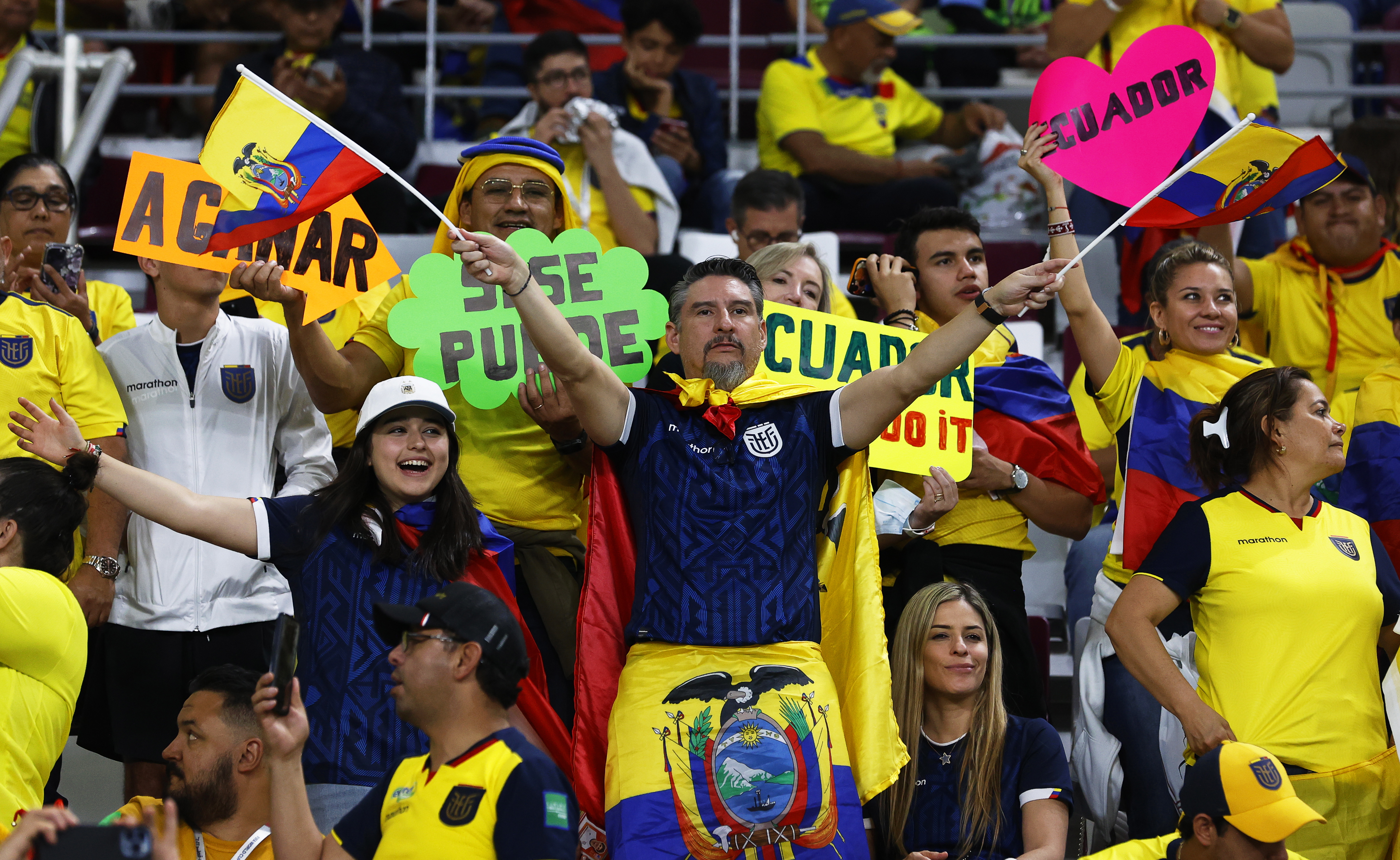 Doha (Qatar), 29/11/2022.- Fans of Ecuador cheer prior to the FIFA World Cup 2022 group A soccer match between Ecuador and Senegal at Khalifa International Stadium in Doha, Qatar, 29 November 2022. (Mundial de Fútbol, Catar) EFE/EPA/Rungroj Yongrit