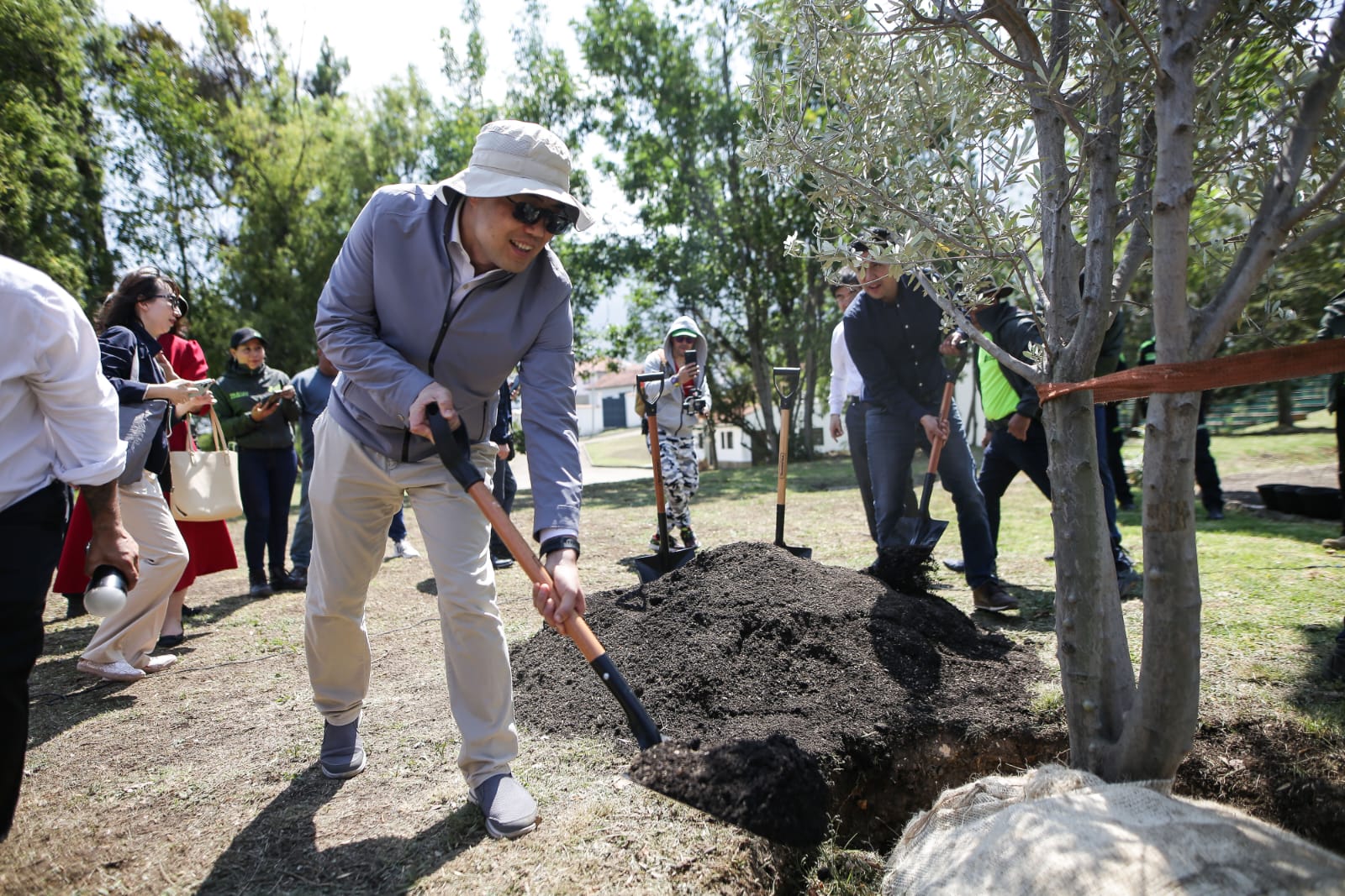 El embajador de China y el alcalde de Villa de Leyva reciben simbólicamente el olivo, fortaleciendo la colaboración entre naciones en pro de la conservación ambiental