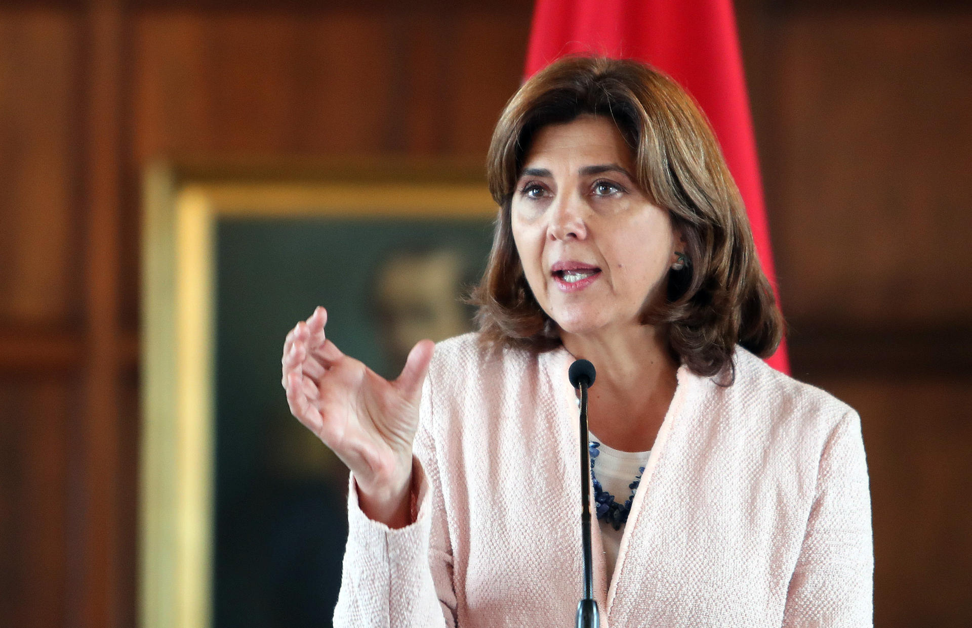BOG17. BOGOTÁ (COLOMBIA), 02/05/2025.- Fotografía de archivo fechada el 20 de octubre de 2017 de la ministra de Relaciones Exteriores de Colombia, María Ángela Holguín, hablando durante una rueda de prensa en Bogotá (Colombia). El secretario general de la ONU, António Guterres, anunció que ha vuelto a nombrar a la colombiana María Angela Holguín Cuéllar Enviada Especial para Chipre, un puesto que ya ocupó de enero a julio de 2024. EFE/Mauricio Dueñas Castañeda /ARCHIVO
