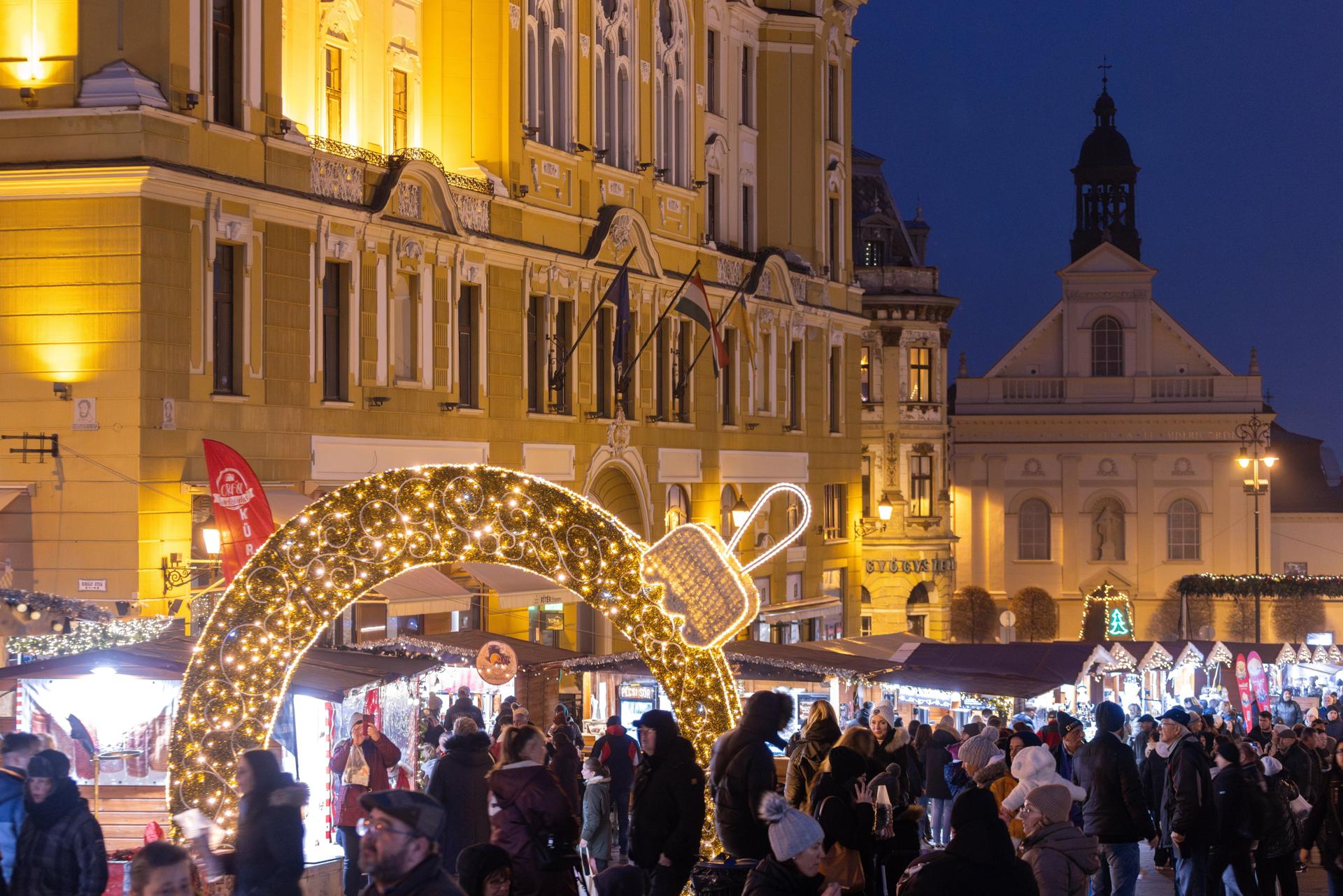 PECS (Hungary), 21/12/2025.- People walk amid Christmas light installations in downtown Pecs, Hungary, 21 December 2025. (Hungría) EFE/EPA/JUDIT RUPRECH HUNGARY OUT