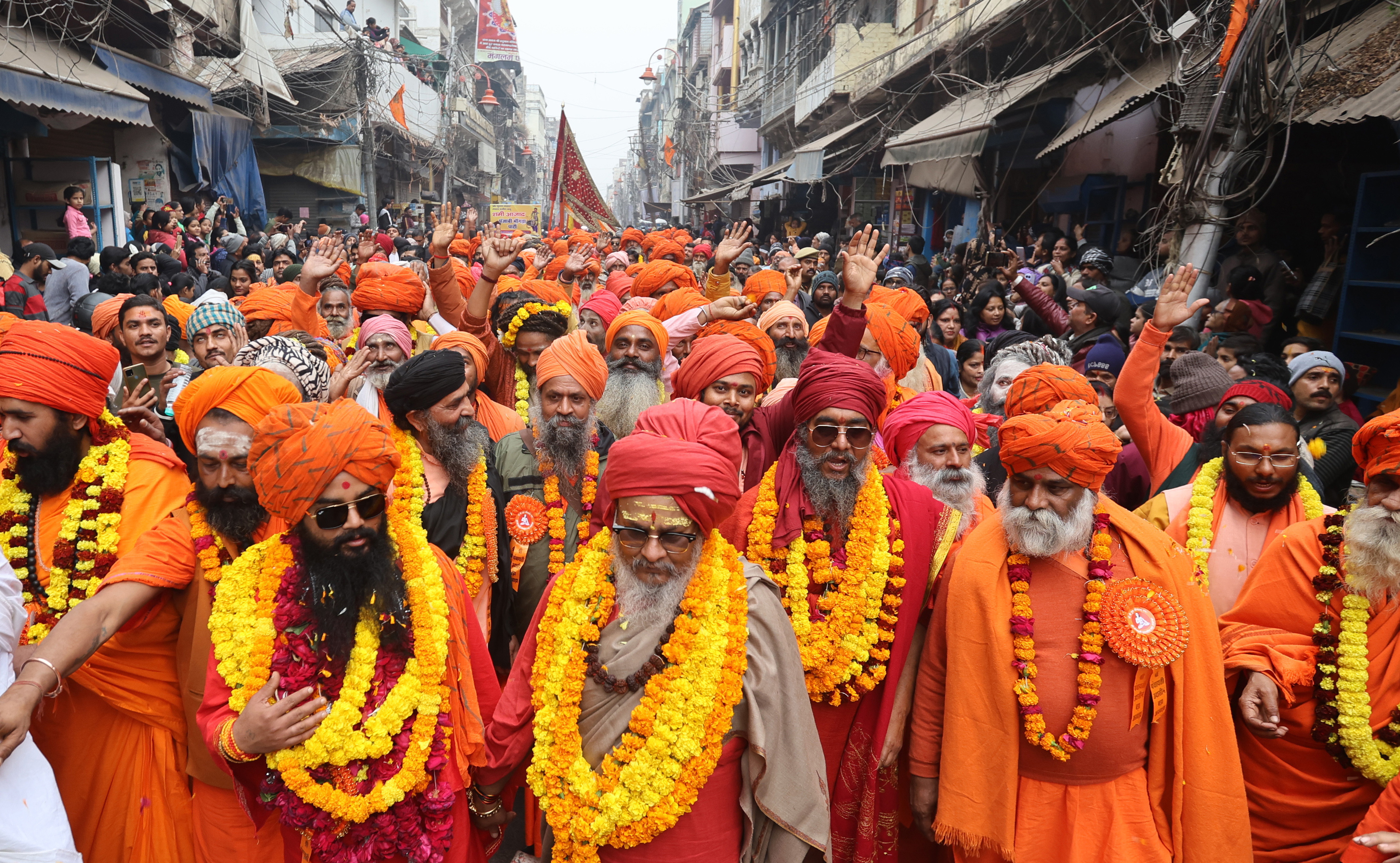 Prayagraj (India), 12/01/2025.- Members of Panchayati Akhara Bada Udasin take part in a religious procession as they head towards the Kumbh Mela festival ahead of the royal bath near the Sangam, the confluence of three of the holiest rivers in Hindu mythology - Ganga, Yamuna, and the mythical Saraswati - in Prayagraj, Uttar Pradesh, India, 12 January 2025. Every 12 years, Hindu pilgrims gather for ritual baths at the river's banks during the Maha Kumbh Mela festival. EFE/EPA/RAJAT GUPTA