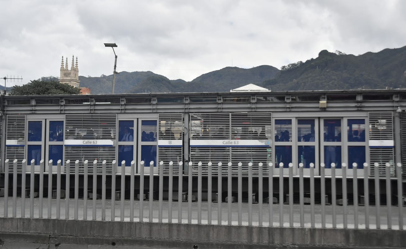 Las estaciones que ya cuentan con las nuevas puertas son Flores, calle 63, Calle 57, Calle 45, Av. 39, Calle 34, todas estas hacen parte de la primera etapa de instalación. Se espera que las siguientes sean Héroes y Calle 100.