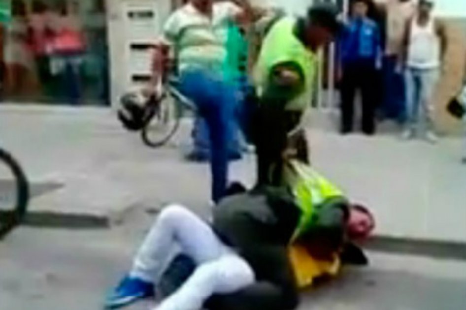 Pelea entre policías y un mototaxista en Palmira quedó registrada en video