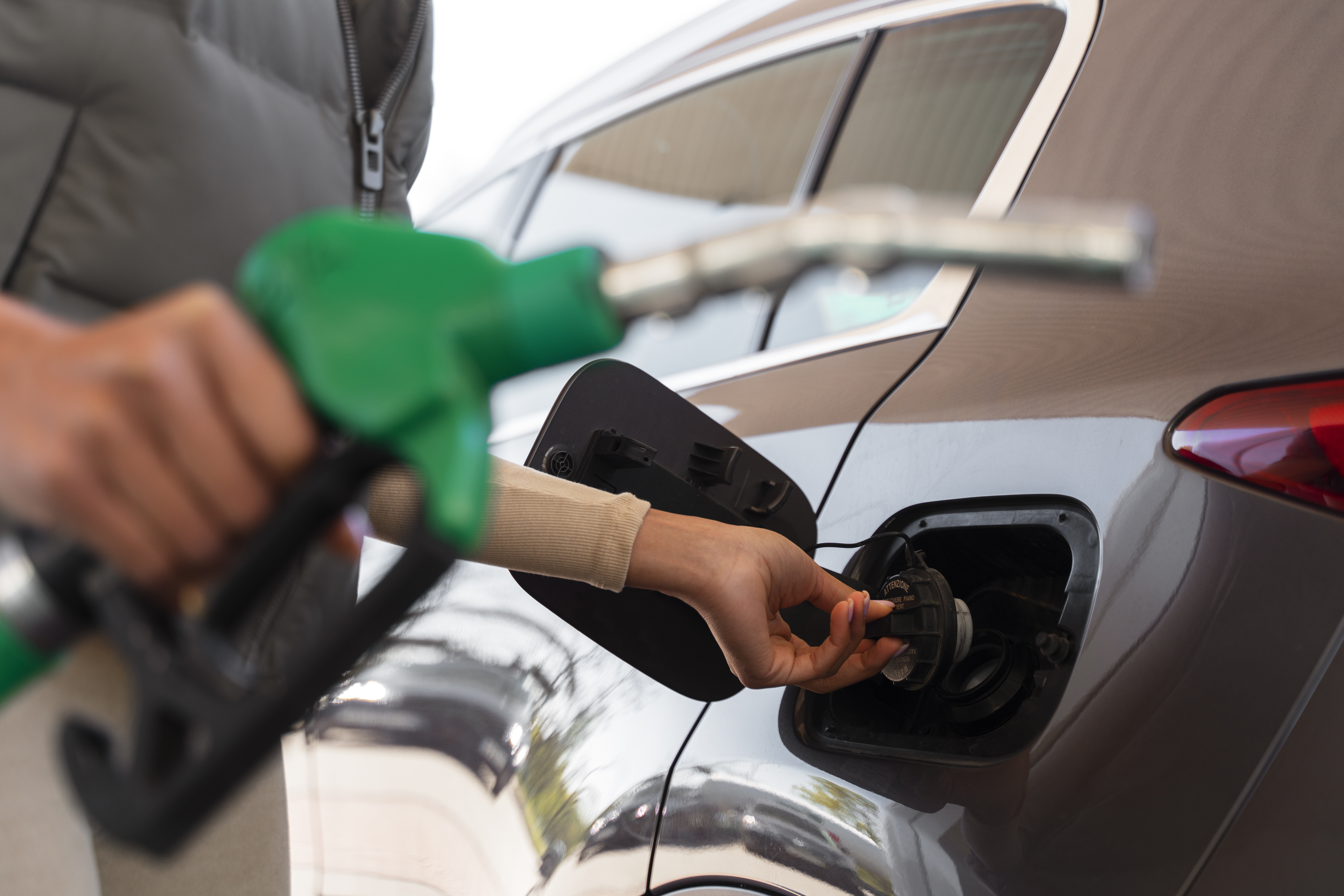 ¿Es recomendable mezclar gasolina extra con corriente?