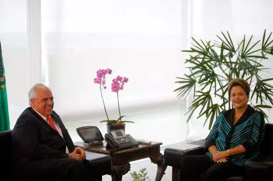 Samper analiza asuntos de infraestructura y política regional