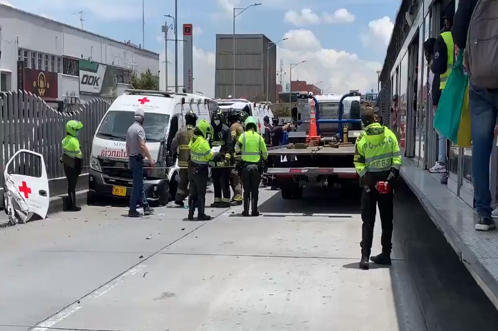 Tres heridos tras choque entre dos buses de Transmilenio y una ambulancia en Bogotá