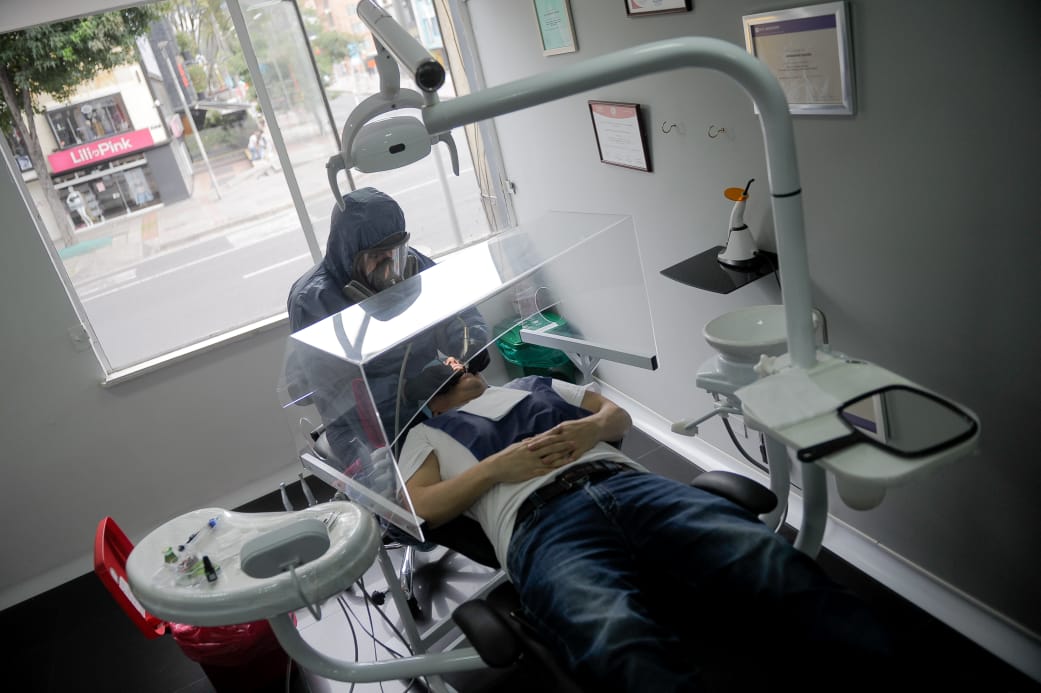Aunque algunos procedimientos odontológicos son considerados urgencias médicas, desde el inicio de la cuarentena muchos odontólogos se abstuvieron de trabajar por falta de protocolos de bioseguridad.