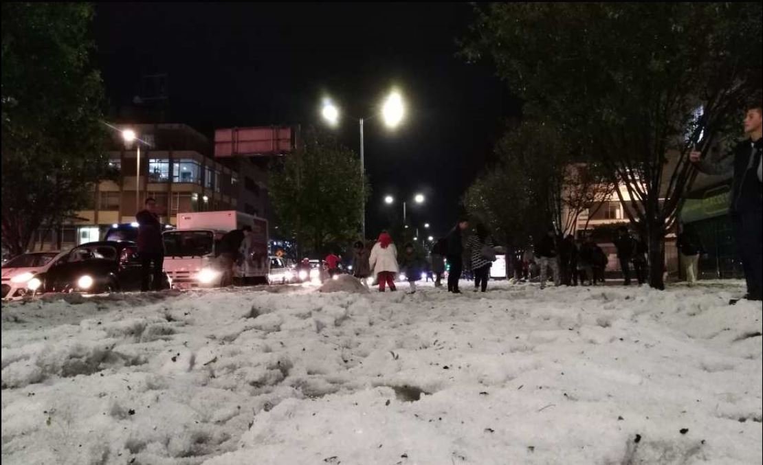 Caos en las calles de Bogotá por intensas lluvias y granizada