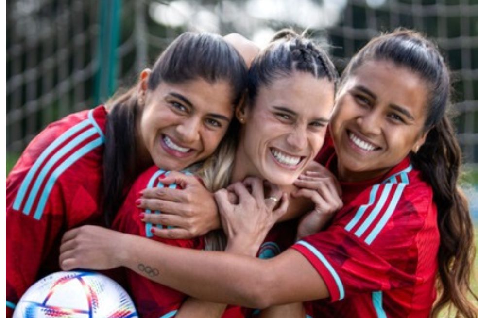 Duelo entre la camiseta roja de Colombia y la violeta de Argentina ¿Cuál gana?