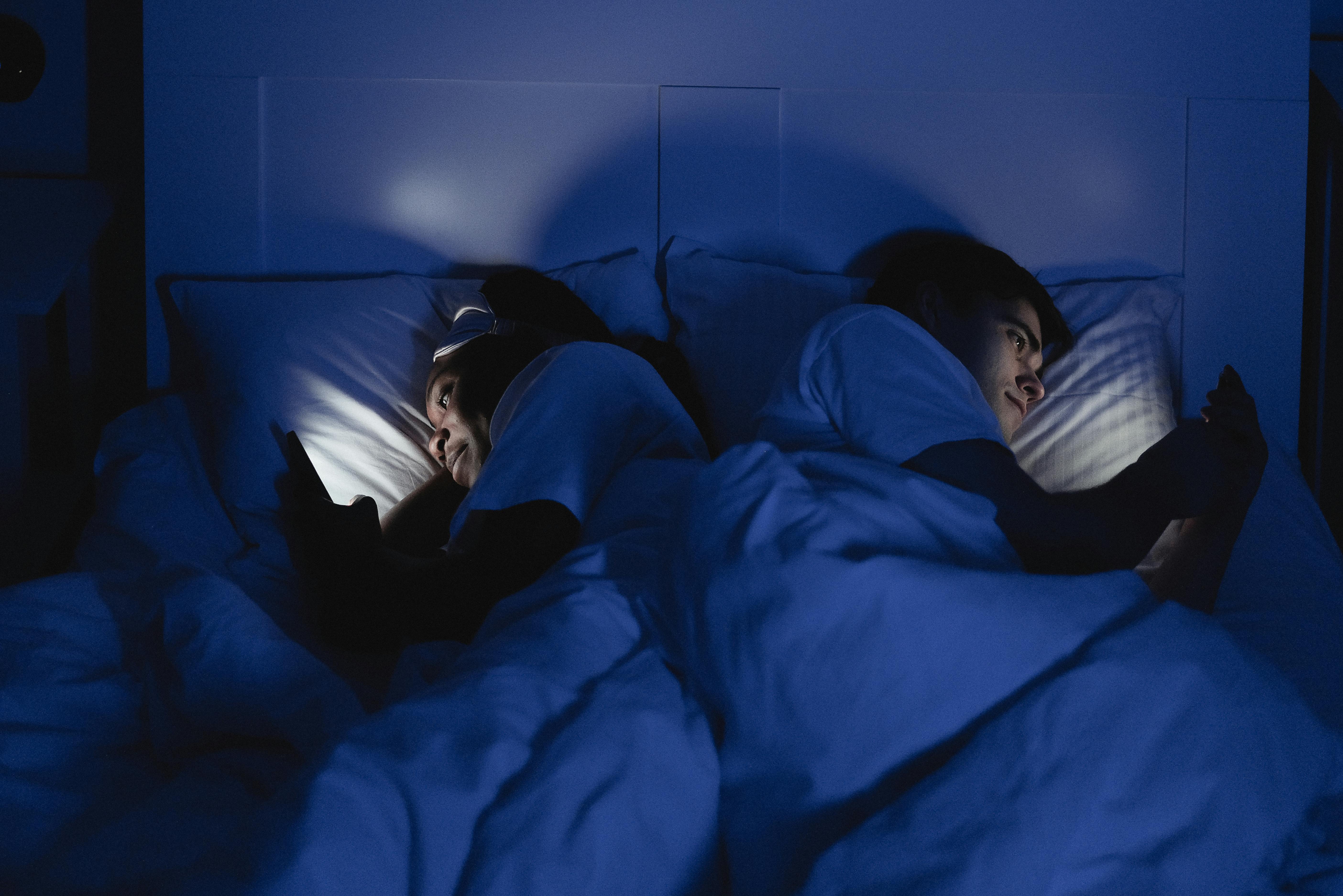 Observar de manera excesiva las pantallas del celular antes de dormir suele causar problemas para conciliar el sueño.