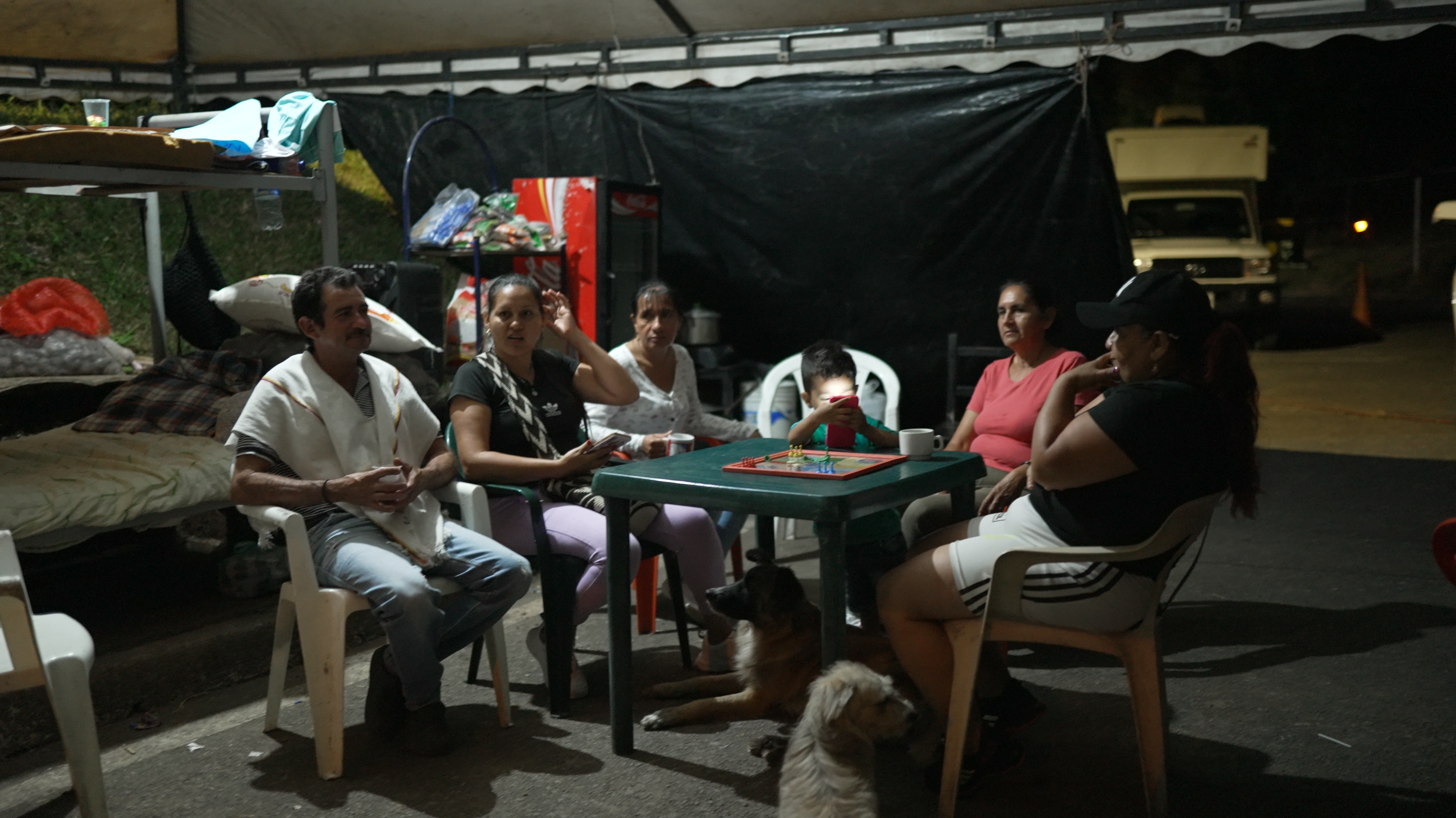 La comunidad de El Guavio organizó cuatro puntos de protesta. En Mámbita (Cundinamarca) contaban con cama para descansar, utensilios para cocinar y juegos de mesa.