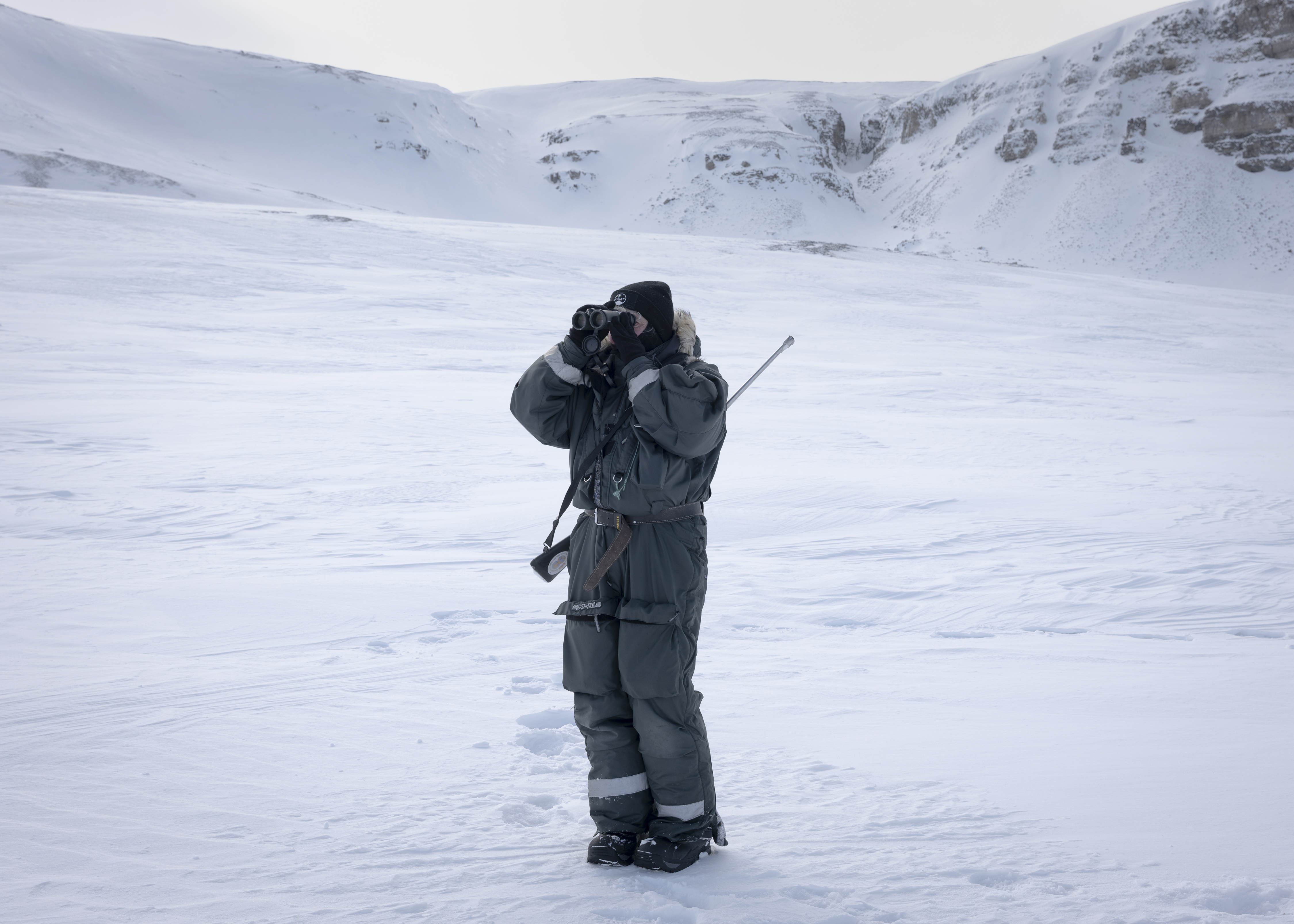 El ecologista noruego Ashild Onvik Pedersen, cargando un rifle en caso de un ataque de oso polar.