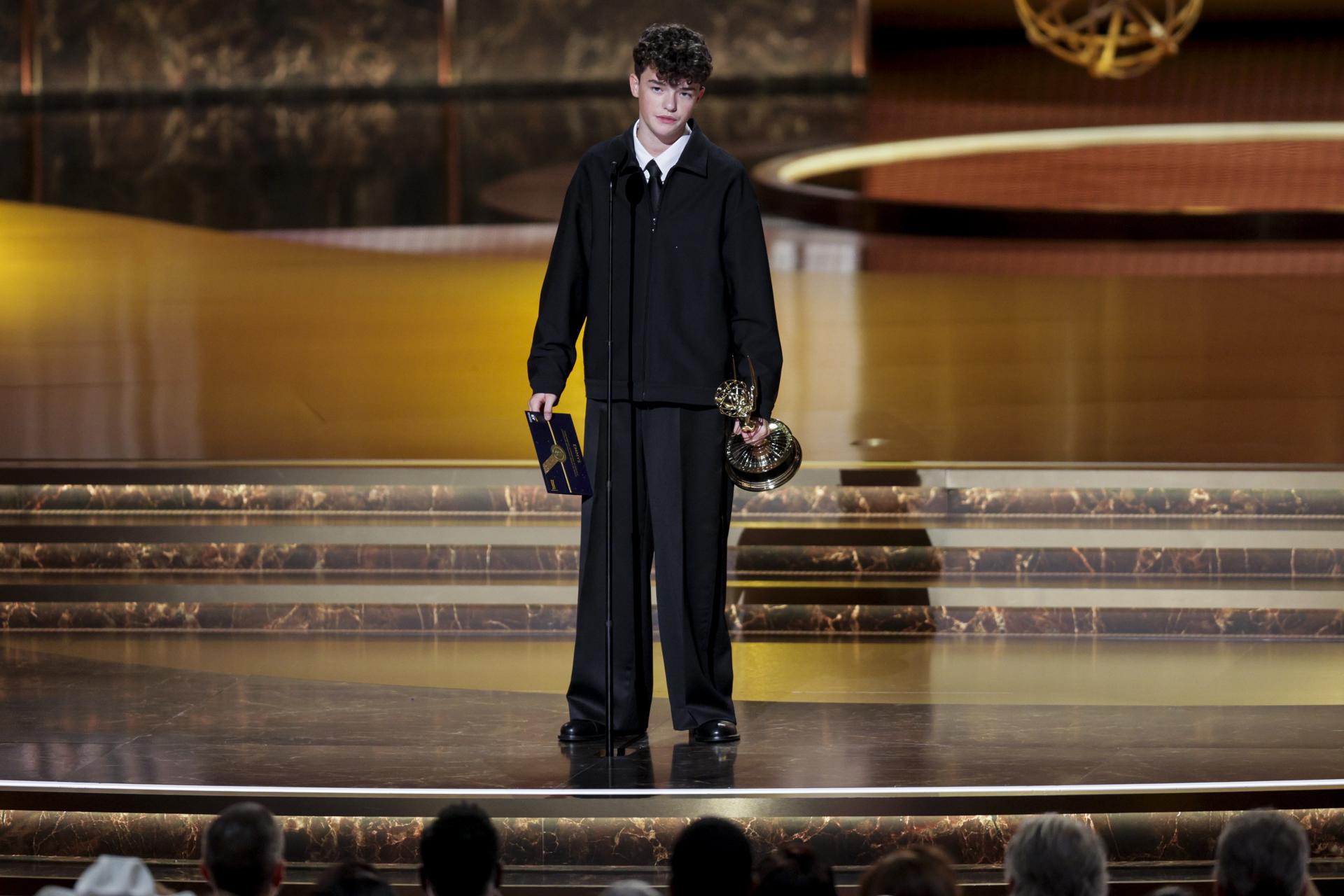 LOS ANGELES (United States), 15/09/2025.- British actor Owen Cooper accepts the Emmy for Outstanding Supporting Actor in a Limited or Anthology Series or Movie for 'Adolescence' during the 77th annual Emmy Awards ceremony held at the Peacock Theater in Los Angeles, California, USA, 14 September 2025. The Emmys celebrate excellence in national primetime television programming. EFE/EPA/ALLISON DINNER