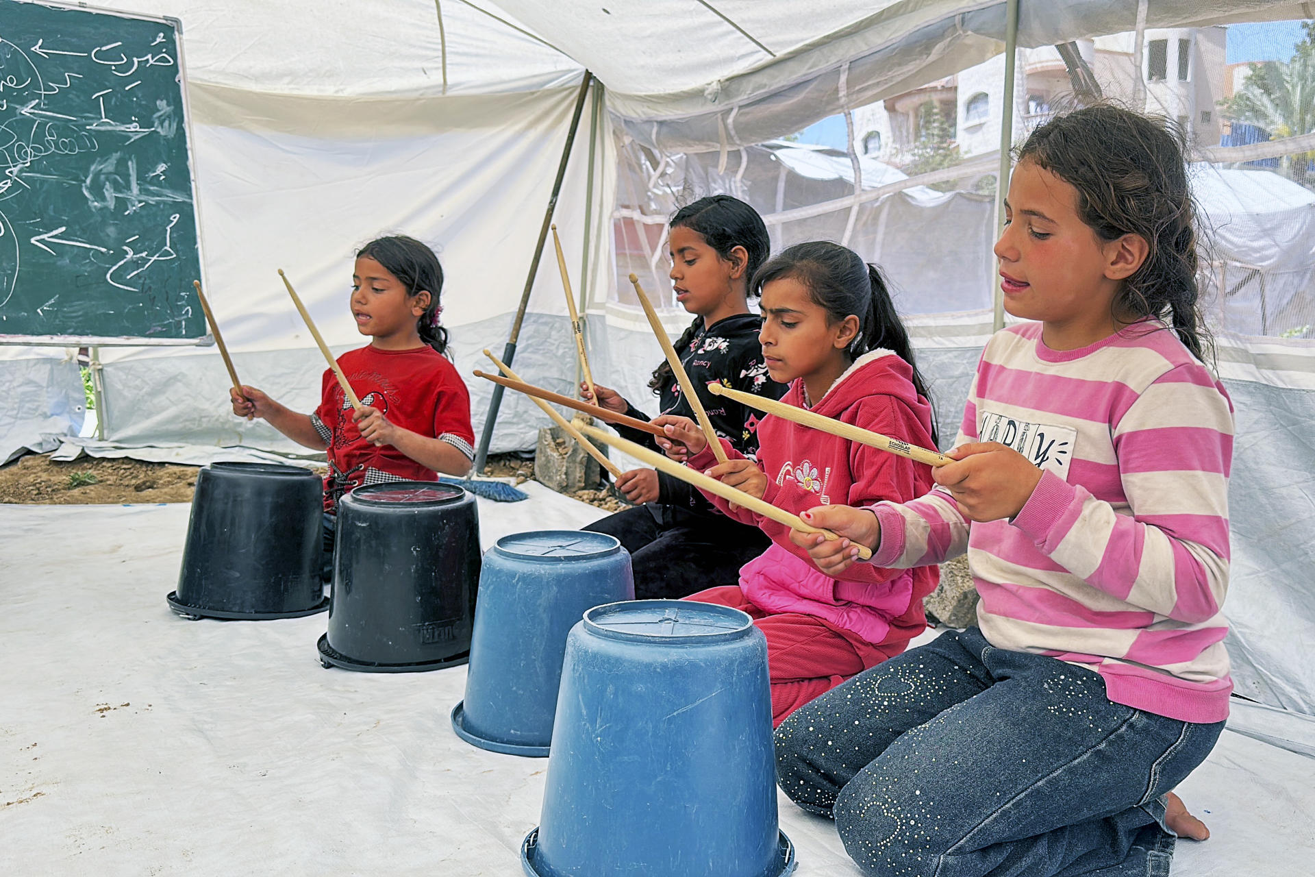 Niños desplazados en Gaza encuentran refugio en la música