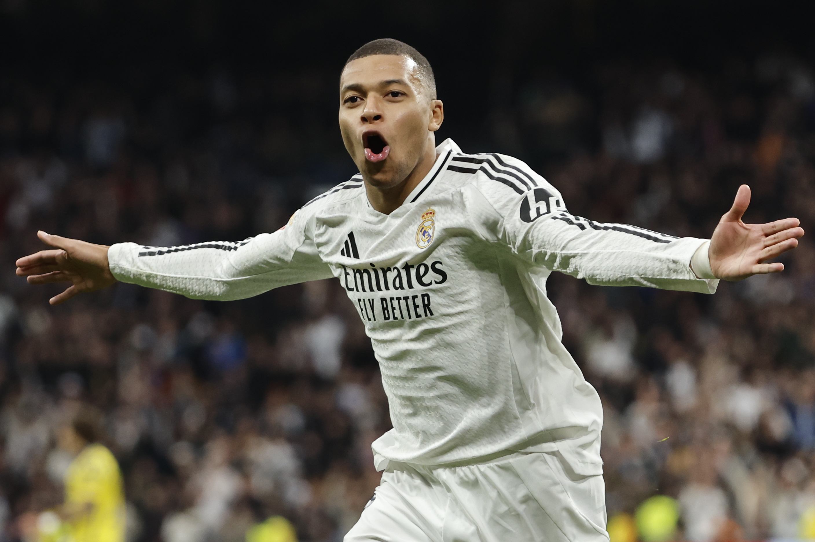 -FOTODELDÍA- MADRID, 19/01/2025.- El delantero francés del Real Madrid Kylian Mbappé celebra tras anotar su segundo gol, el tercero del equipo, este domingo, durante un partido de la jornada 20 de LaLiga EA Sports, entre el Real Madrid y el UD Las Palmas, en el Estadio Santiago Bernabéu de Madrid. EFE/ Sergio Perez