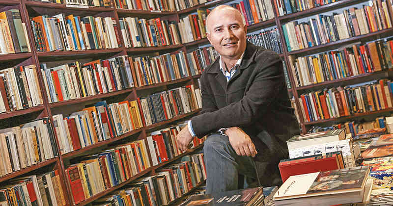 ‘Aunque la literatura es un arte, el libro es un objeto de mercado’: Octavio Escobar