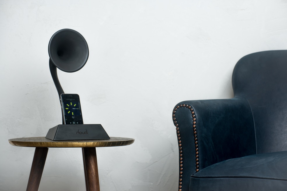 Klass es la versión de su producto que emula las antiguas victrolas con las que las personas años atrás disfrutaban la música.Su reto es estar constantemente innovando, muestra de lo anterior es su portafolio compuesto por el ‘Passive’, una caja de gran tamaño que resalta los bajos del sonido, el ‘Mini’, que le apuesta a un sonido más neutral, el ‘Kino’, que es su opción más económica y el ‘Klass’, un desarrollo con el que le sacan el jugo al máximo al diseño al ‘emular’ esas antiguas victrolas, como las de la marca ‘Victor’, que se caracterizaban por tener un enorme cono por el que sale el sonido.