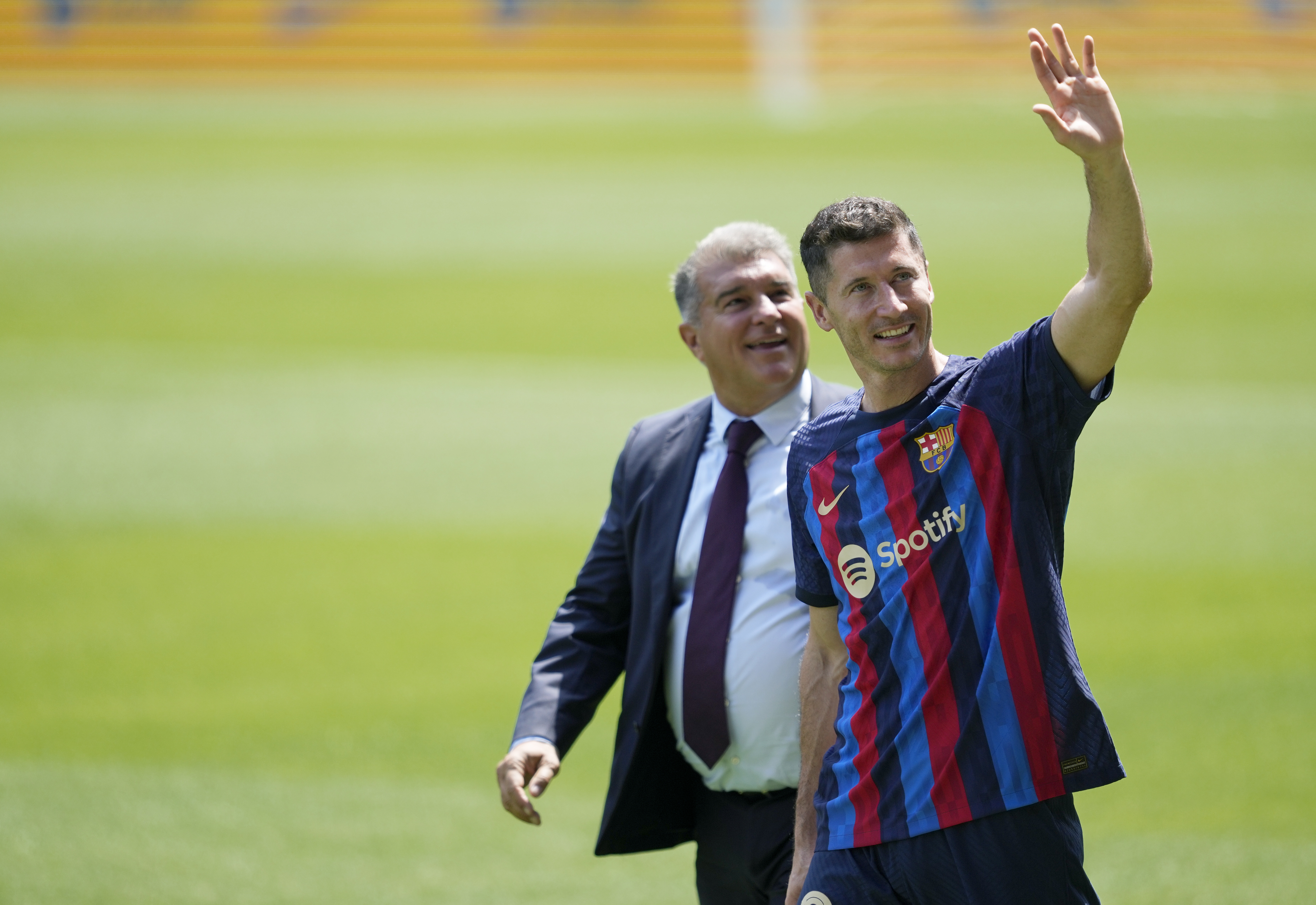 GRAFCAT390 BARCELONA 05/08/2022.- El jugador polaco Robert Lewandowski, acompañado por el presidente del FC Barcelona, Joan Laporta, durante el acto de presentación este mediodía en el Nou Camp de Barcelona como nuevo jugador del FC Barcelona. EFE/Alejandro Garcia