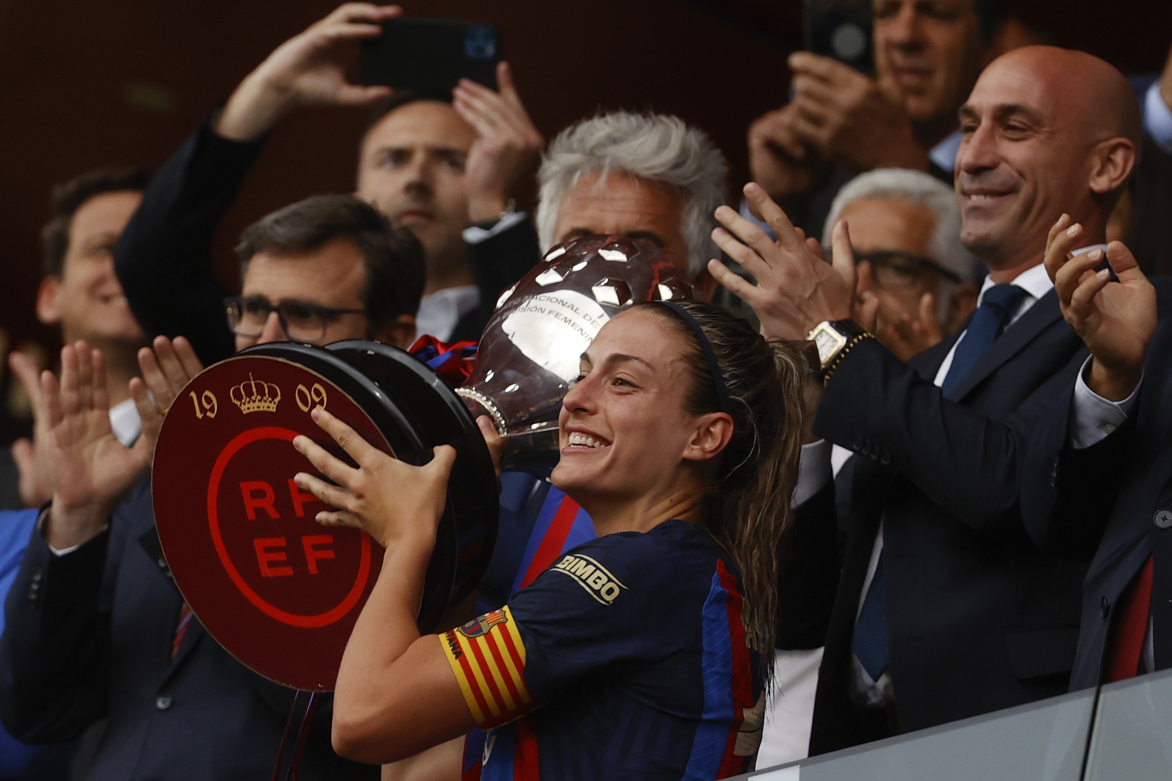 -FOTODELDÍA- BARCELONA 30/04/2023.- La capitana del Barcelona Alexia Putellas (c) levanta la copa de campeonas de Liga F, frente a Luis Rubiales (d), presidente de la RFEF tras finalizar la jornada 27 de la Liga F que Barcelona y Sporting de Huelva disputan este domingo en el Estadi Johan Cruyff de la Ciudad Condal. EFE/ Toni Albir