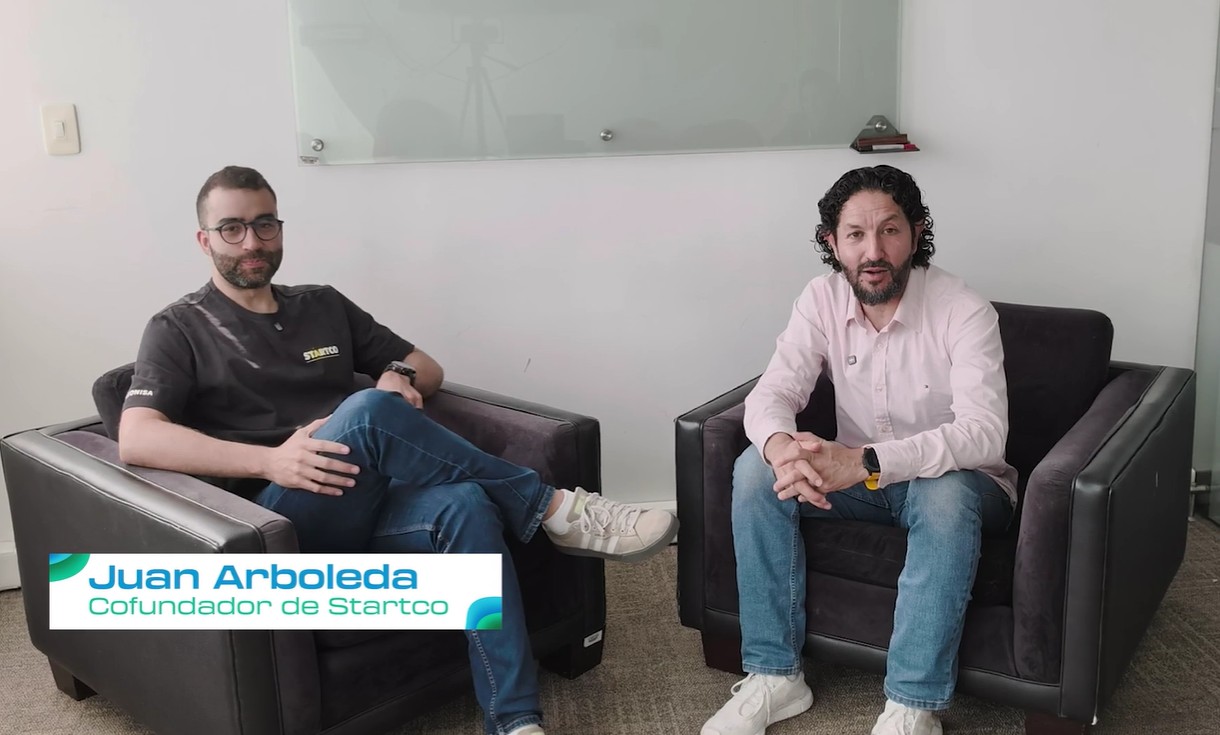 Juan Arboleda, de Startco; y Edwin Bohórquez, de El Espectador, durante la entrevista.