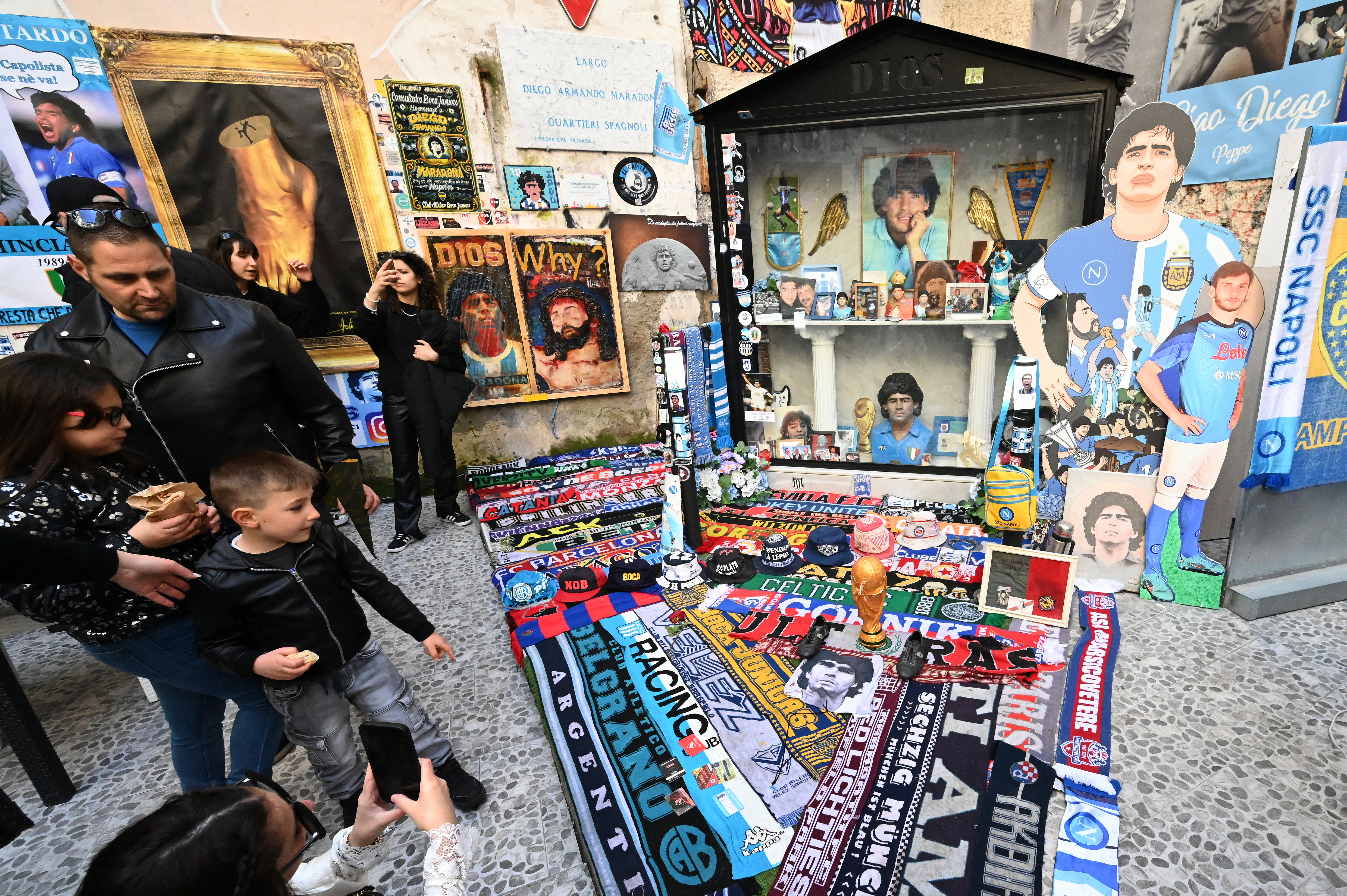 Bufandas y parafernalia se exhiben el 24 de marzo de 2023 en el distrito Quartieri Spagnoli de Nápoles, mientras la ciudad se prepara para su posible primera victoria en el campeonato Scudetto en 33 años.