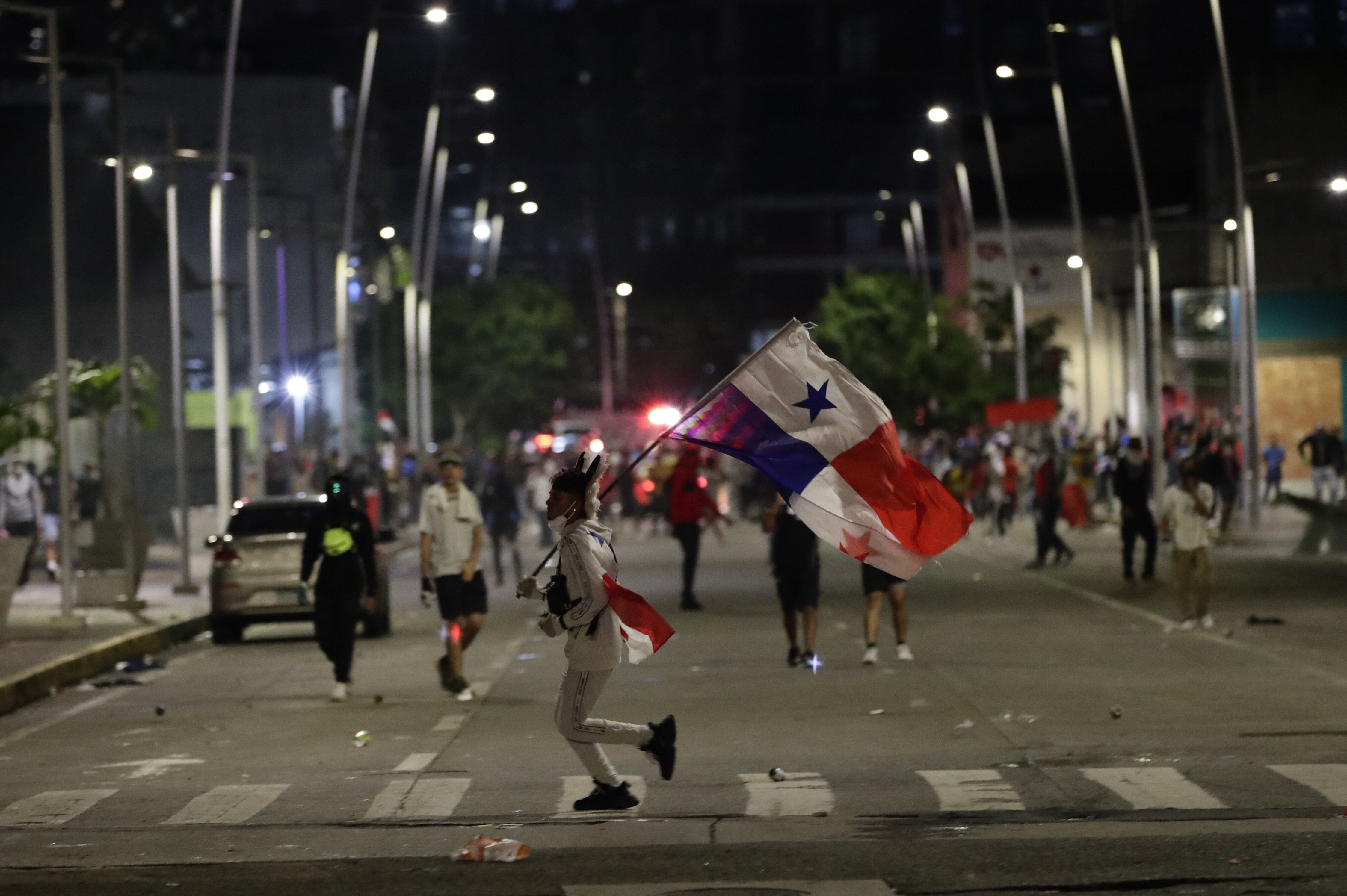 AME2954. CIUDAD DE PANAMÁ (PANAMÁ), 31/10/2023.- Miles de personas salen a la calle para protestar contra el contrato entre el Estado y Minera Panamá, subsidiaria de la canadiense First Quantum Mineral (FQM), hoy en Ciudad de Panamá (Panamá). El Parlamento de Panamá aprobó este martes en el primero de los tres debates necesarios la derogación del polémico contrato minero con Minera Panamá, filial de la canadiense First Quantum Minerals, un acuerdo que desencadenó con su ratificación hace más de una semana fuertes protestas de repulsa en todo el país. EFE/ Bienvenido Velasco