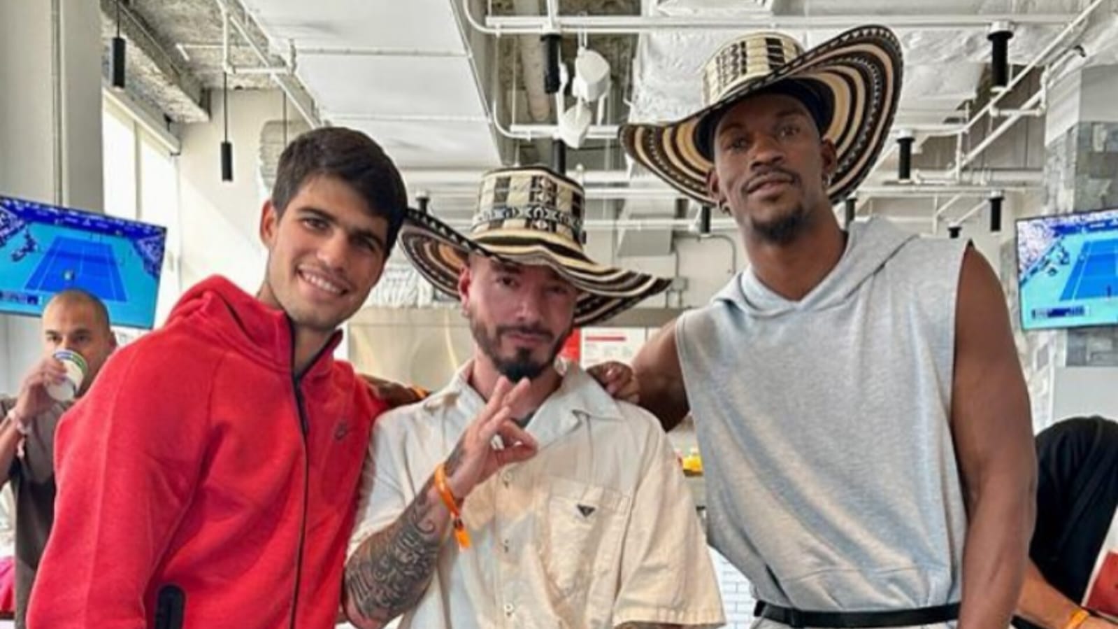 ¡Con sombrero vueltiao! El encuentro entre Carlos Alcaraz, Jimmy Butler y J Balvin