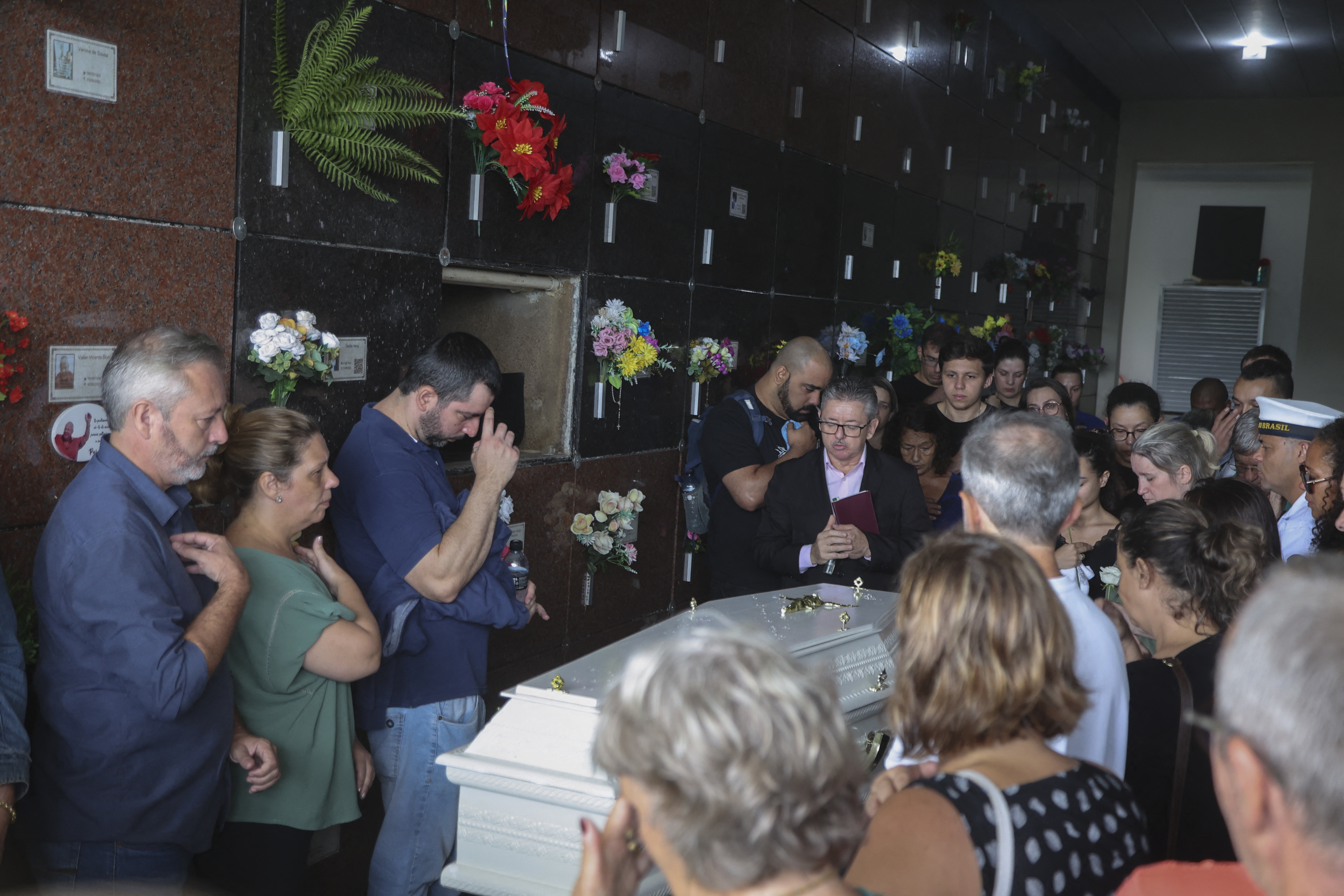 Brasil: con un emotivo funeral despiden a los niños asesinados en una guardería
