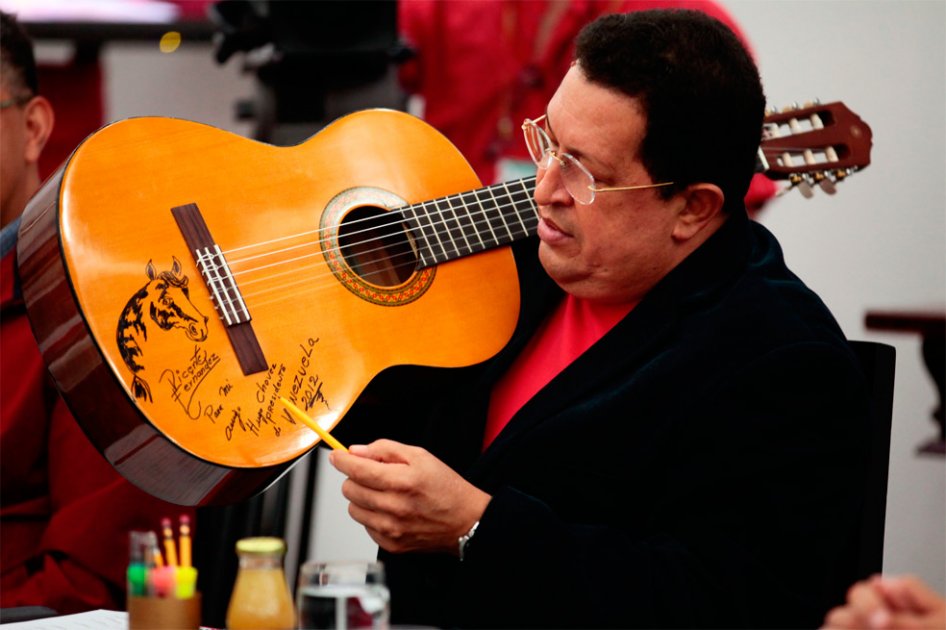 Chávez toca y canta con guitarra que le regaló mexicano Vicente Fernández