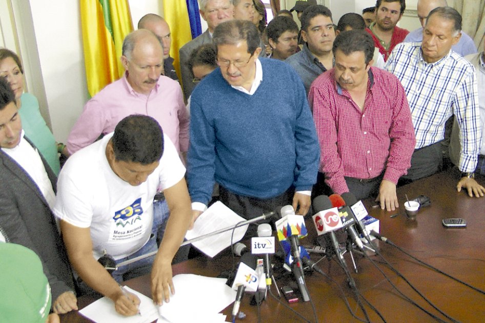 El vicepresidente Angelino Garzón y los gobernadores del sur del país explicaron ayer la posición del Gobierno a los 12 representantes agrarios. / Édinson Arley Bolaños