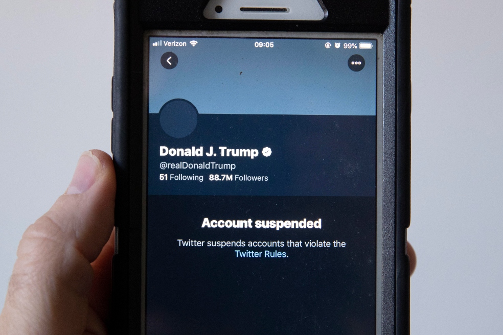 Donald Trump expulsado de Twitter: sus trinos más recordados
