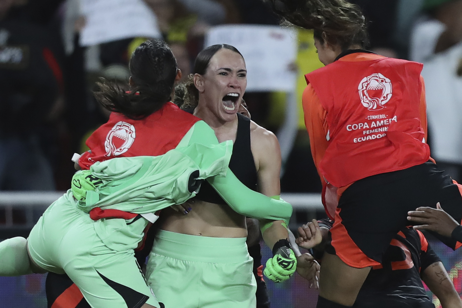 FOTODELDÍA AME6085. QUITO (ECUADOR), 28/07/2025.- Katherine Tapia (c) de Colombia celebra con sus compañeras al ganar la serie de penaltis este lunes, en un partido de las semifinales de la Copa América Femenina entre Argentina y Colombia en el estadio Rodrigo Paz Delgado en Quito (Ecuador). EFE/ Jóse Jácome