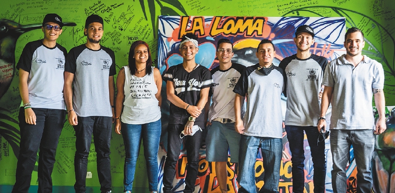 De izquierda a derecha: Jorge Cano, Alexánder Maya, Tatiana Acevedo, Leonardo Franco, Iván Cohen, David Bermúdez, Jeison Medina y Santiago Aguirre, integrantes de Casa Loma.