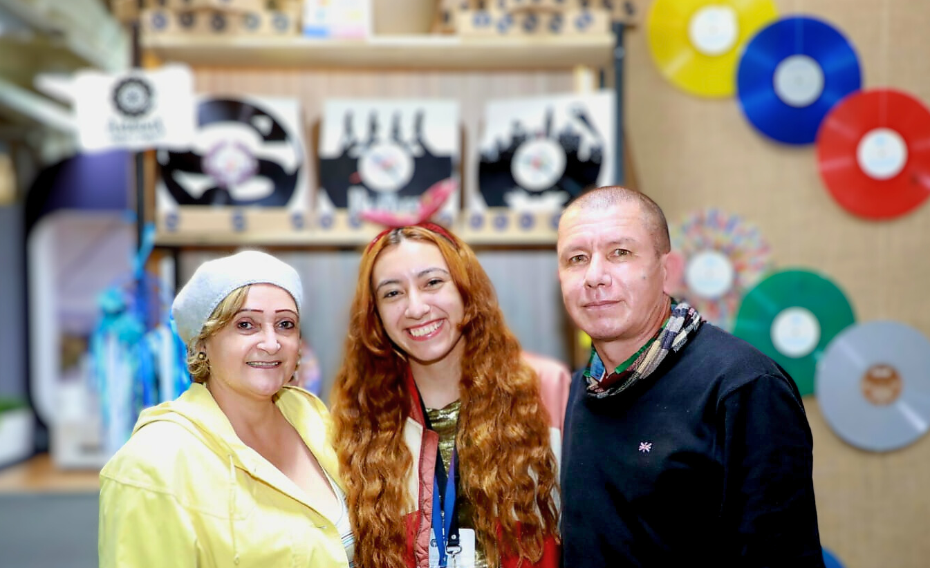 La empresa familiar que a través del arte reutiliza discos de vinilo y CD