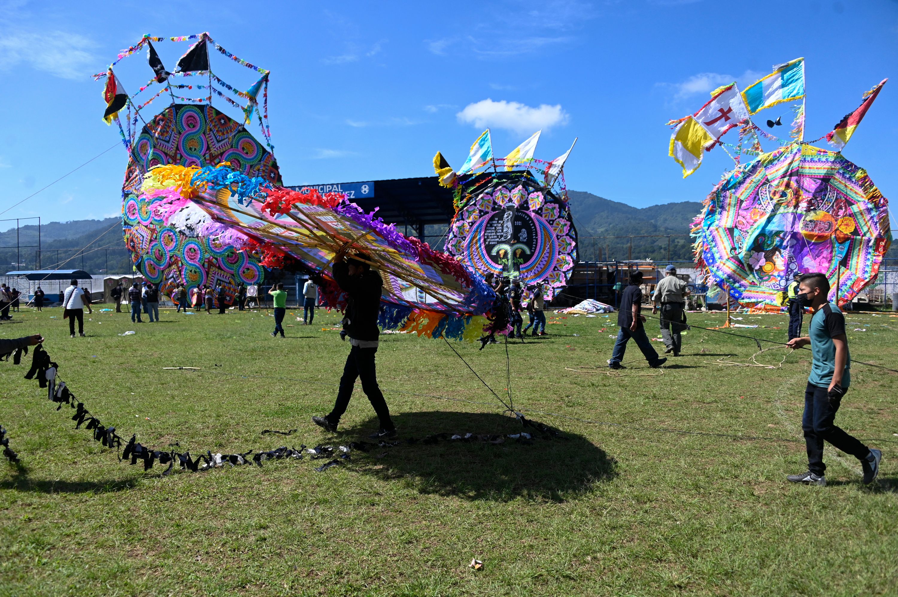 Durante la conmemoración del Día de todos los Santos, en la tarde del Día de los Muertos, las personas salieron a volar cometas gigantes en Guatemala.