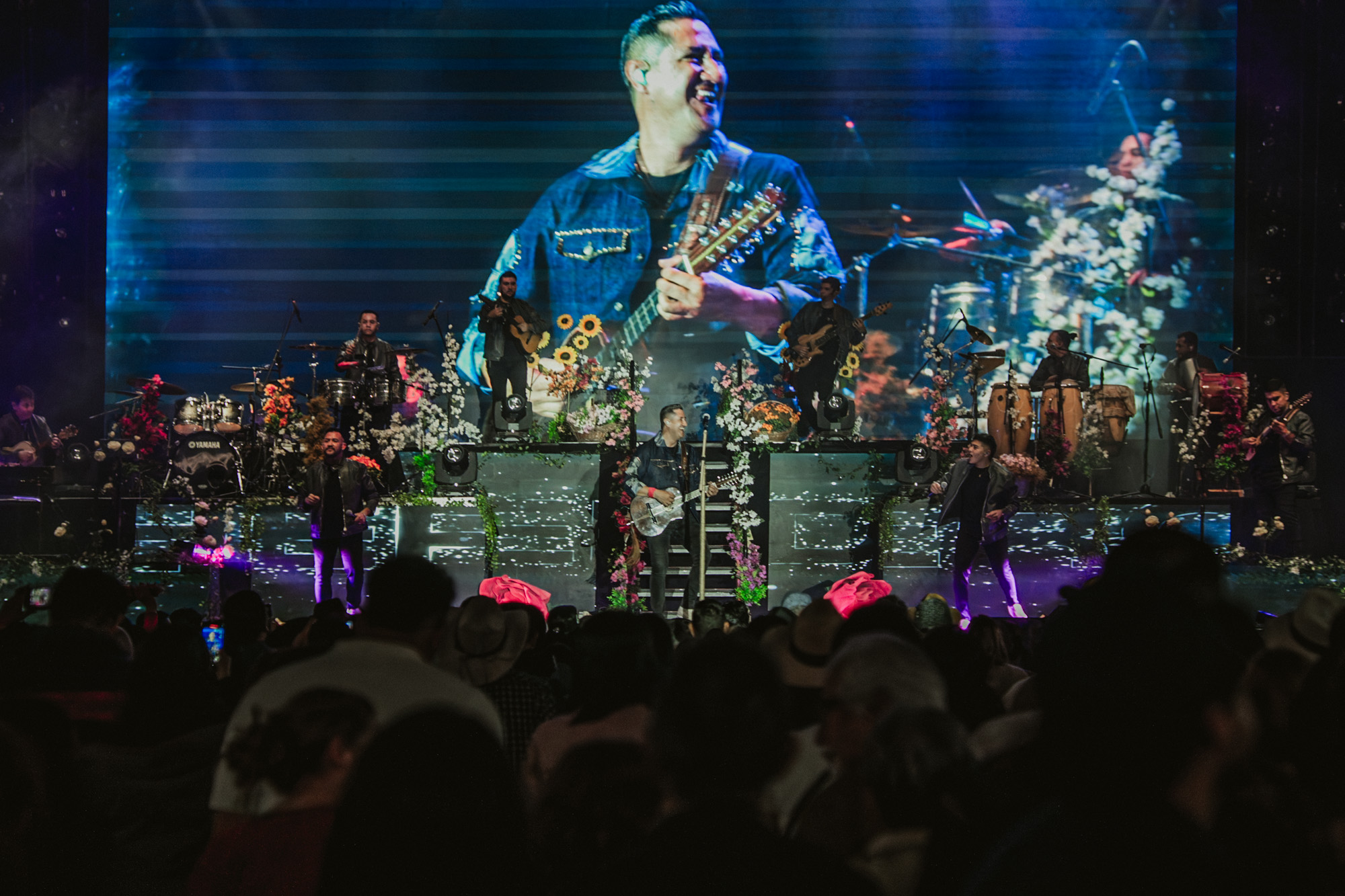 Concierto de Heredero en el Movistar Arena: Invitados, flores, ruanas y mucha carranga