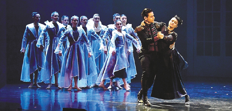 A la derecha, los actores y bailarines que interpretan a Anna Karenina y el conde Alekséi Kirílovich.