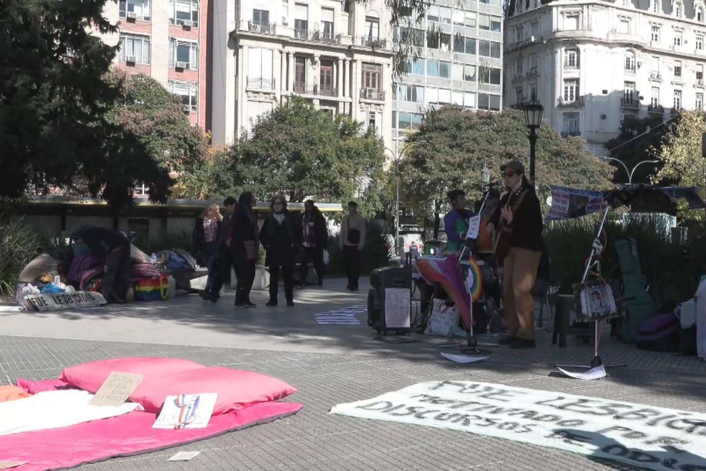 AME2677. BUENOS AIRES (ARGENTINA), 18/05/2026.- Captura de video que muestra una protesta convocada por la Coordinadora Lesbicidios Nunca Más este lunes, frente a los tribunales en Buenos Aires (Argentina). El juicio por el homicidio de tres lesbianas cometido 2024 en Buenos Aires y que causó una gran conmoción en Argentina comenzó con un único acusado, Justo Fernando Barrientos, quien podría recibir una condena histórica si la Justicia determina que fue un crimen de odio. EFE/ Julieta Barrera
