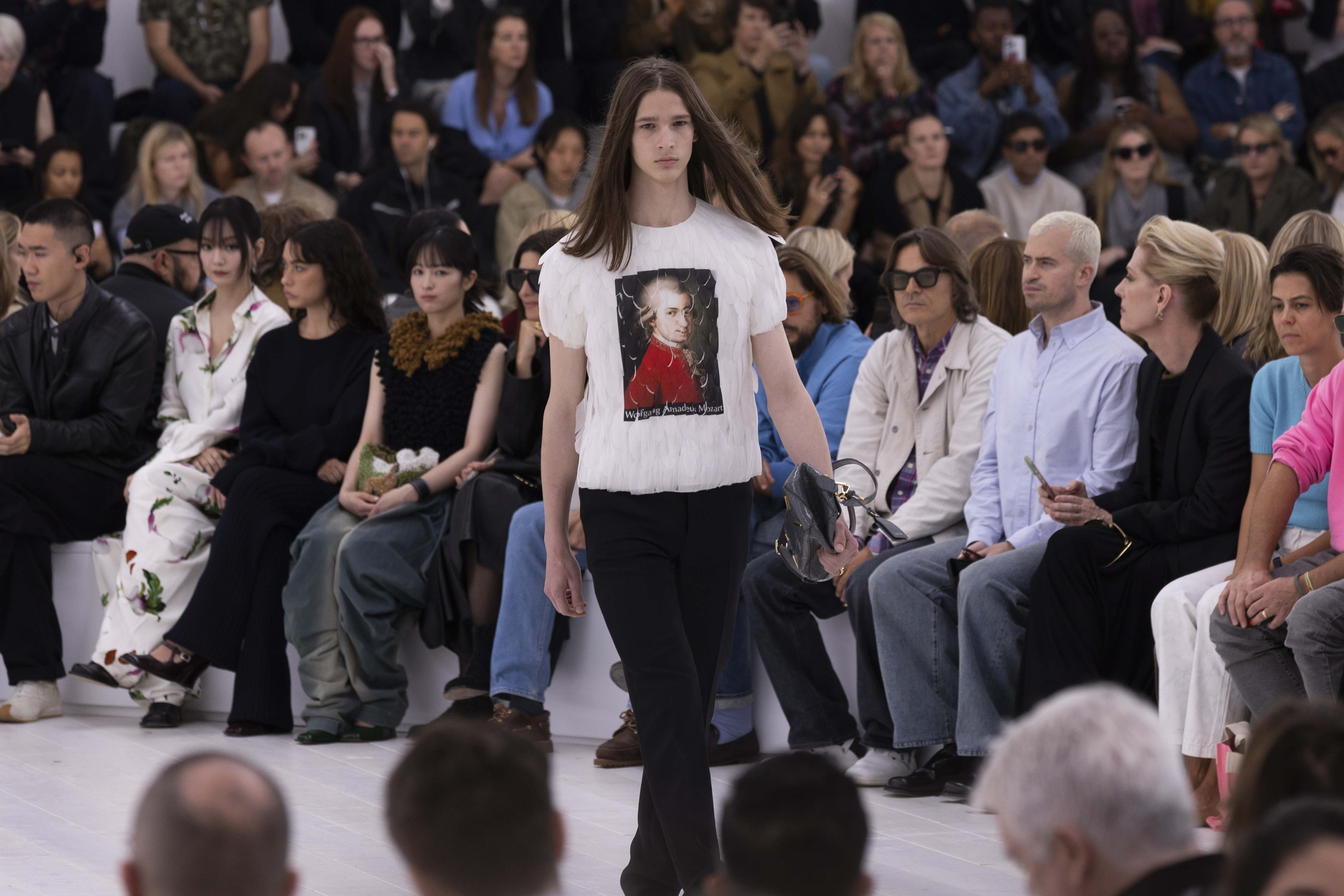 Paris (France), 27/09/2024.- A model presents a creation from the Womenswear Spring/Summer 2025 collection by Loewe during the Paris Fashion Week, in Paris, France, 27 September 2024. The presentation of the Women's Ready-To-Wear collections runs from 23 September to 01 October 2024. (Moda, Francia) EFE/EPA/ANDRE PAIN