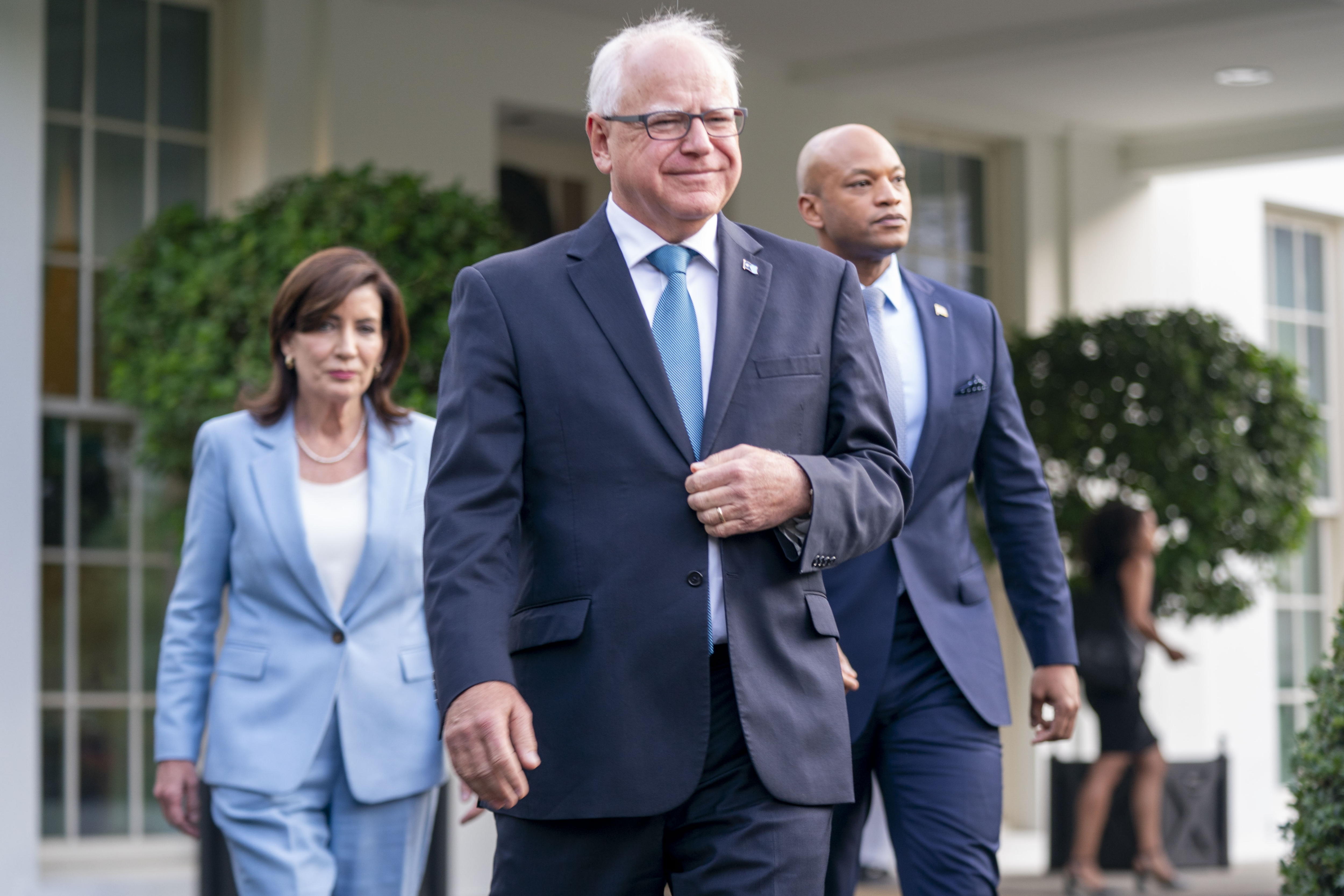 Washington (United States), 04/07/2024.- Minnesota Governor Tim Walz (C), New York Governor Kathy Hochul (L) and Maryland Governor Wes Moore (R) walk out of the West Wing to deliver remarks to the news media following their meeting with US President Joe Biden at the White House in Washington, DC, USA, 03 July 2024. President Biden is meeting with key Democratic allies as he tries to control the damage from his poor debate performance. (Nueva York) EFE/EPA/SHAWN THEW